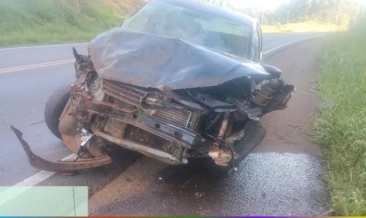 Motorista fica ferido após choque contra barranco na PRC-466, em Turvo
