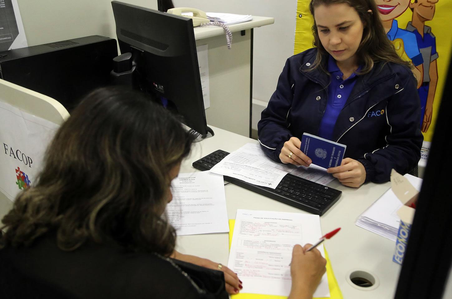 20,3 mil vagas: semana começa com oportunidades de emprego em todo Paraná