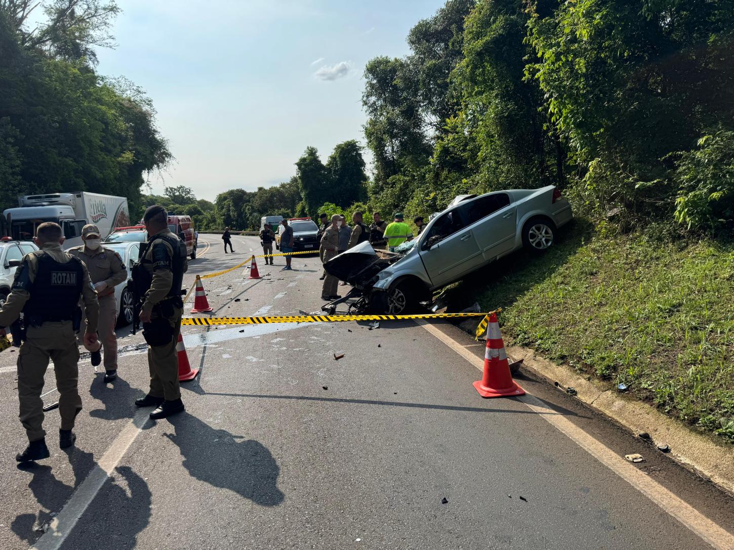 Acidente entre dois carros e um caminhão na BR-277 deixa policial morto e dois feridos
