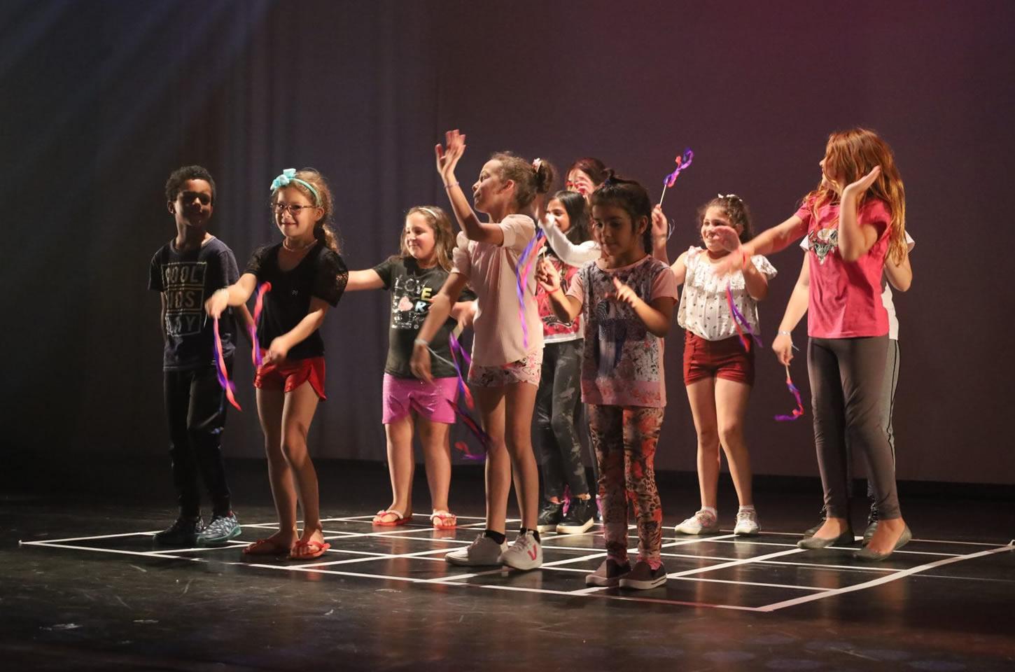 Crianças e adolescentes do Serviço de Convivência e Fortalecimento de Vínculos se apresentam no Teatro Municipal