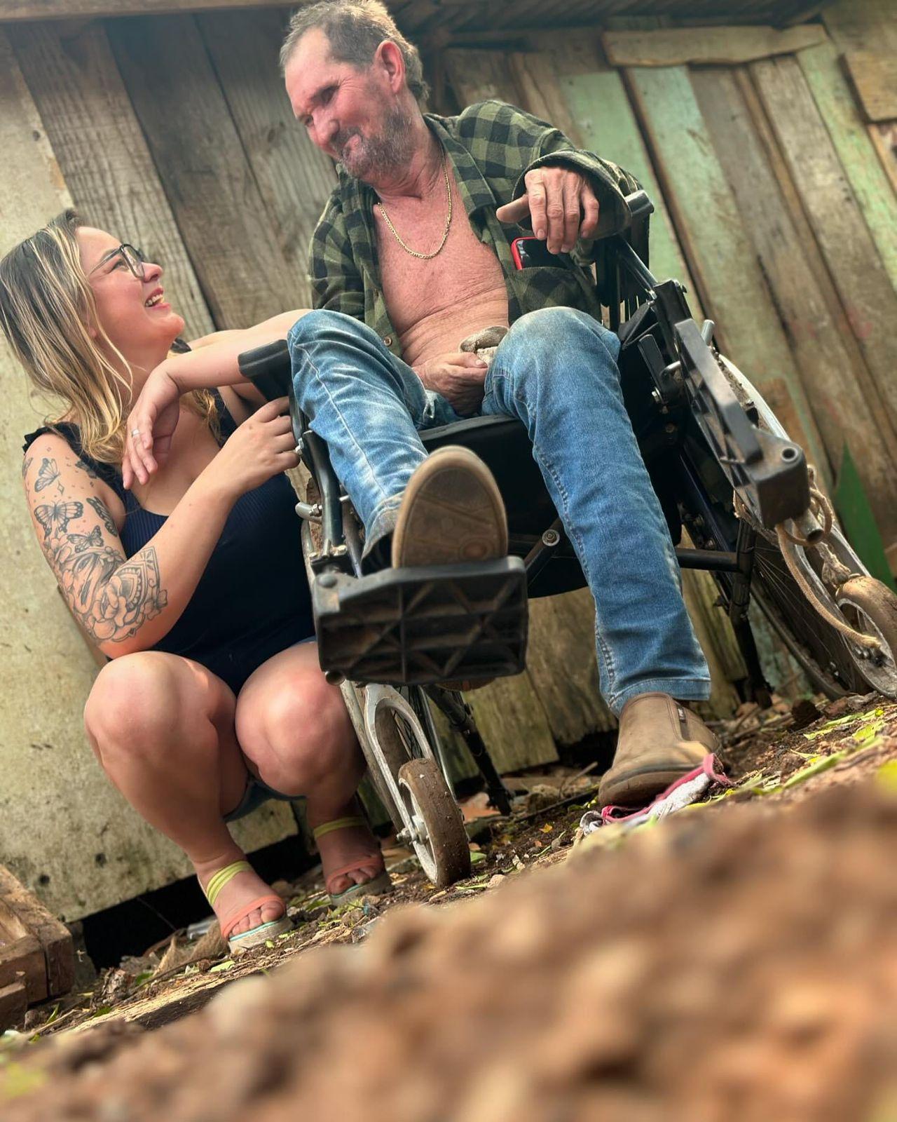 Filha lança campanha para construção de casa adaptada para seu pai: 
