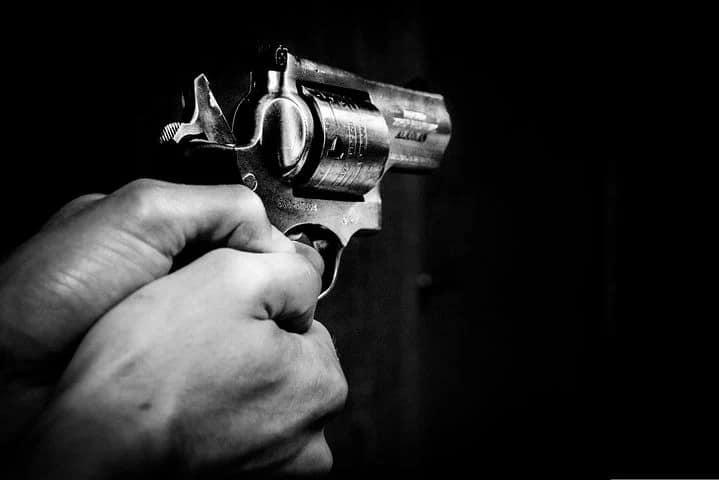 Homem realiza disparo de arma de fogo em frente à residência da ex-companheira em Cantagalo