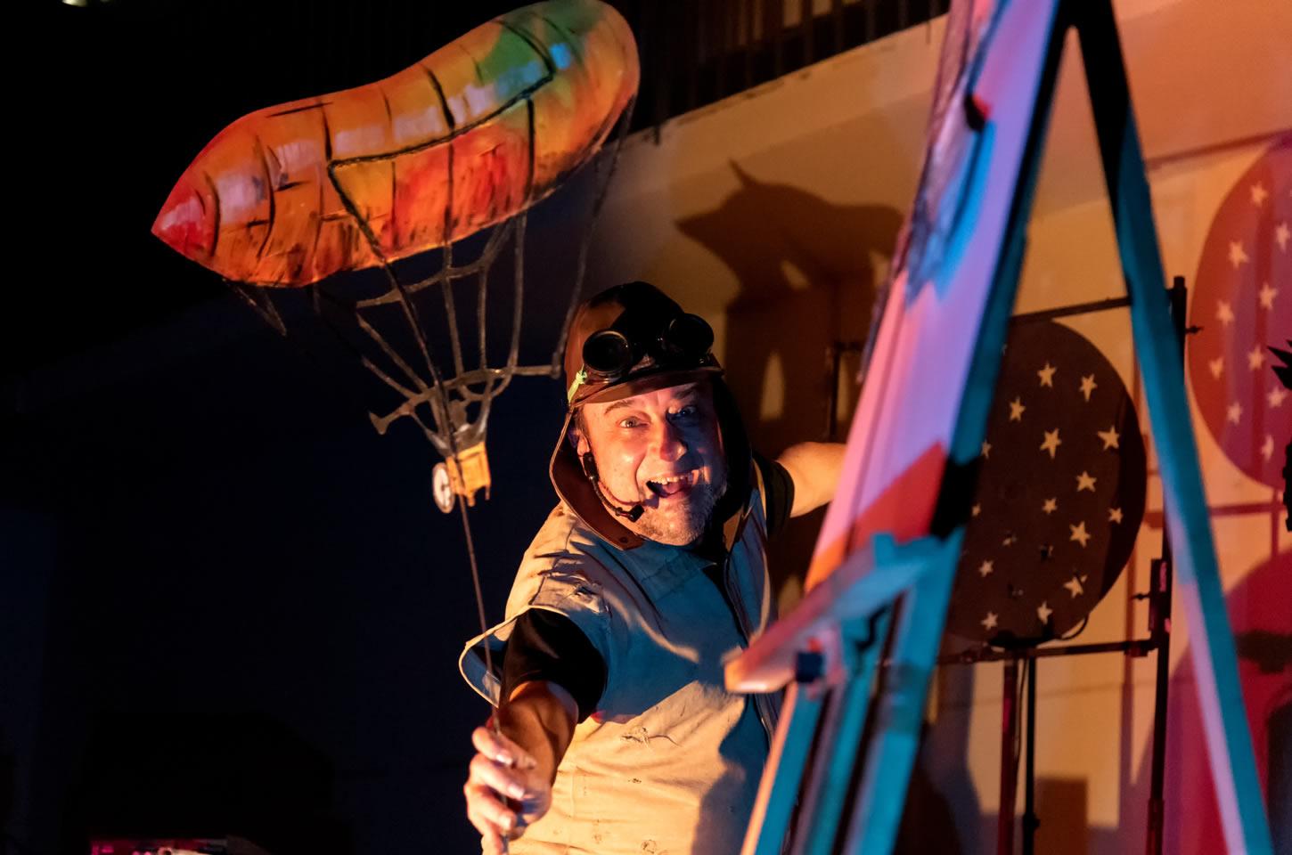 Teatro de sombras em homenagem a Santos Dumont chega a Turvo (PR)