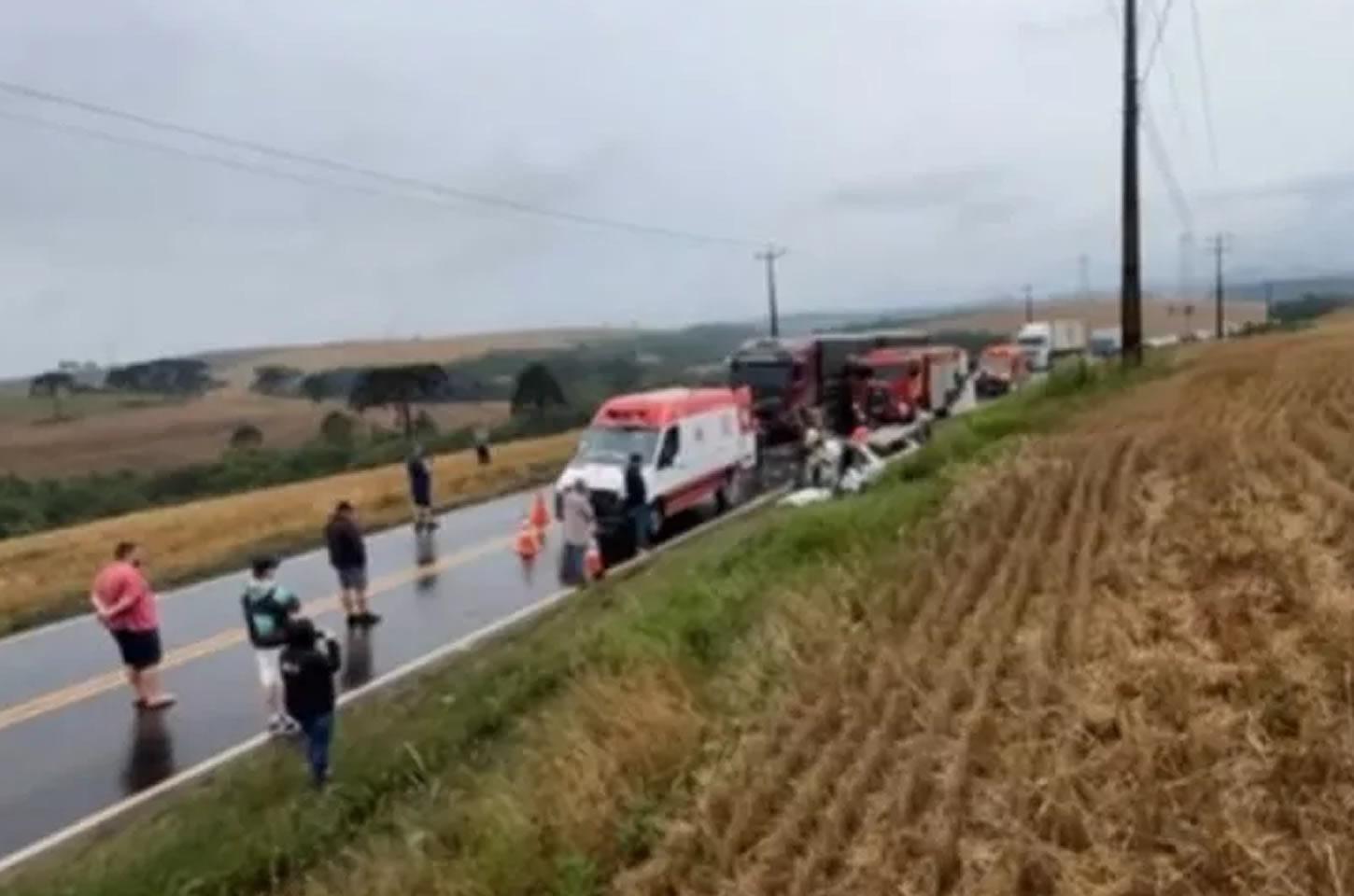 Três pessoas morrem em acidente entre carro e carreta na PR-158