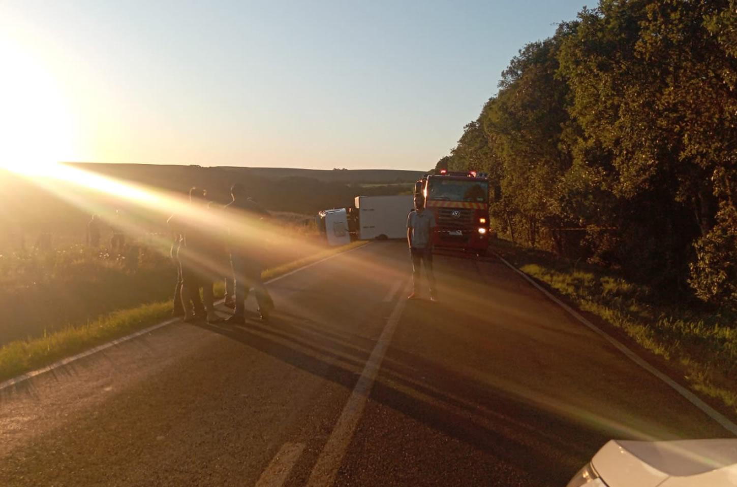 Caminhão frigorífico tomba e colide com carro na PR-364, bloqueando ambos os sentidos