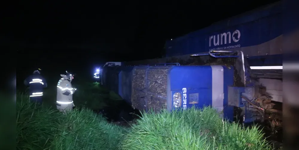 Locomotiva descarrila e tomba em Ponta Grossa