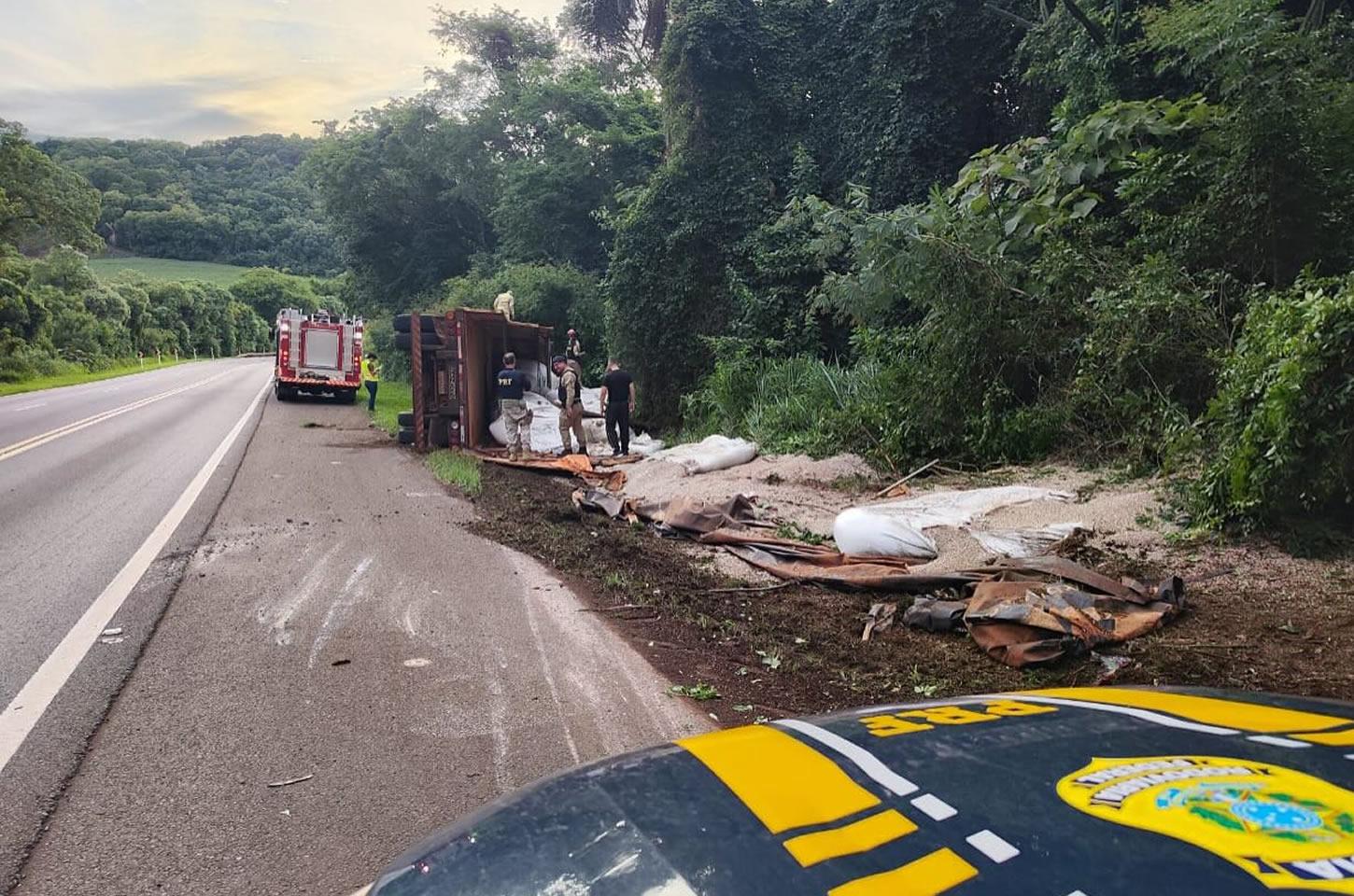 Carreta sai da pista na BR-277 em Candói e motorista morre no local