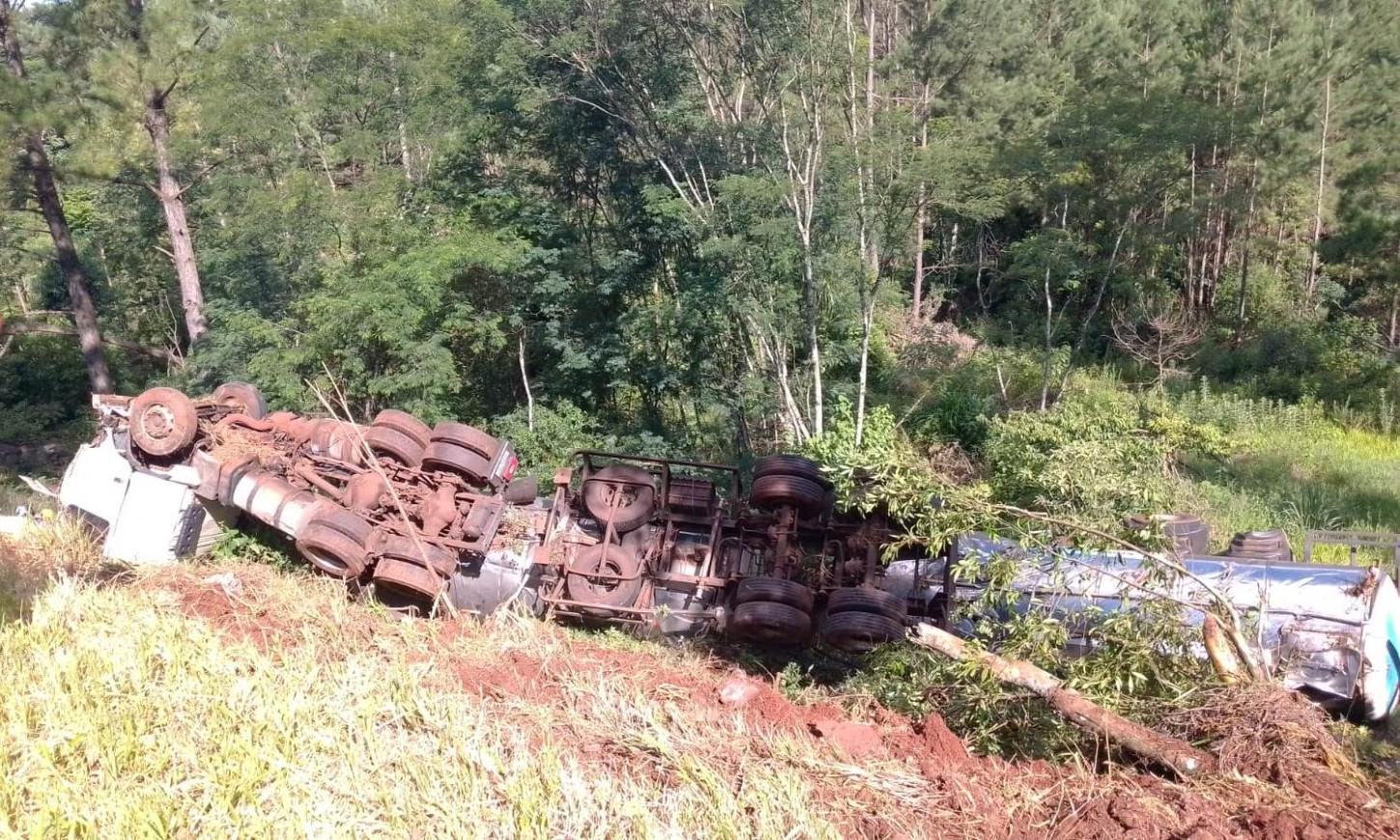 PR-158 é interditado para remoção de carreta acidentada em Laranjeiras do Sul