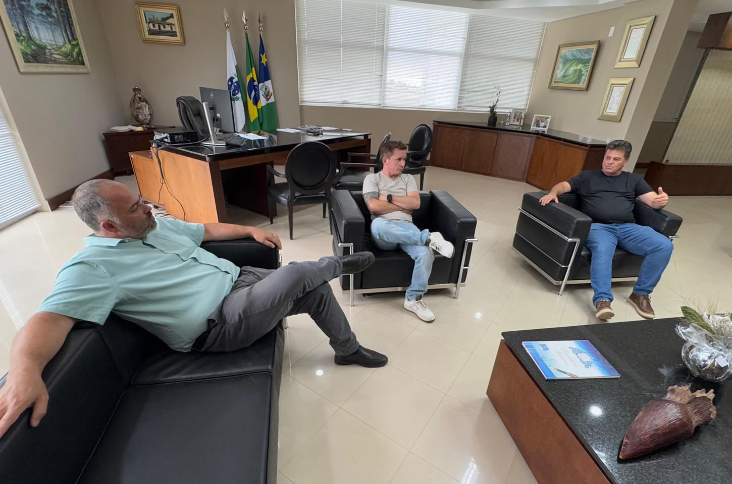 Artagão Júnior se reúne com prefeito Baitala e deputado Estacho para discutir demandas de Guarapuava