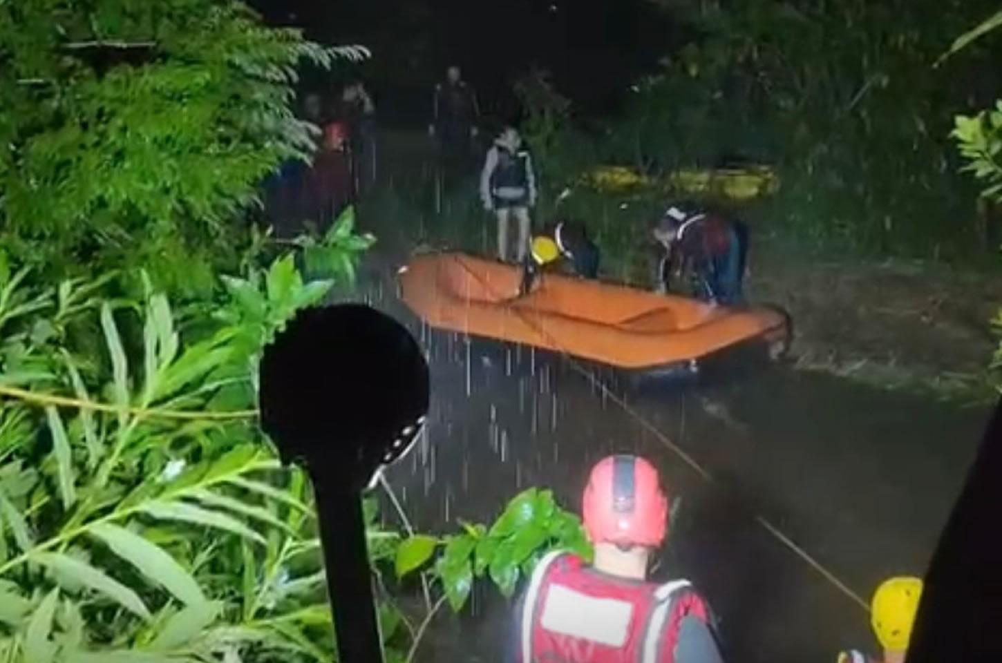 Bombeiros salvam 10 pessoas ilhadas em rio de Antonina após cabeça d’água