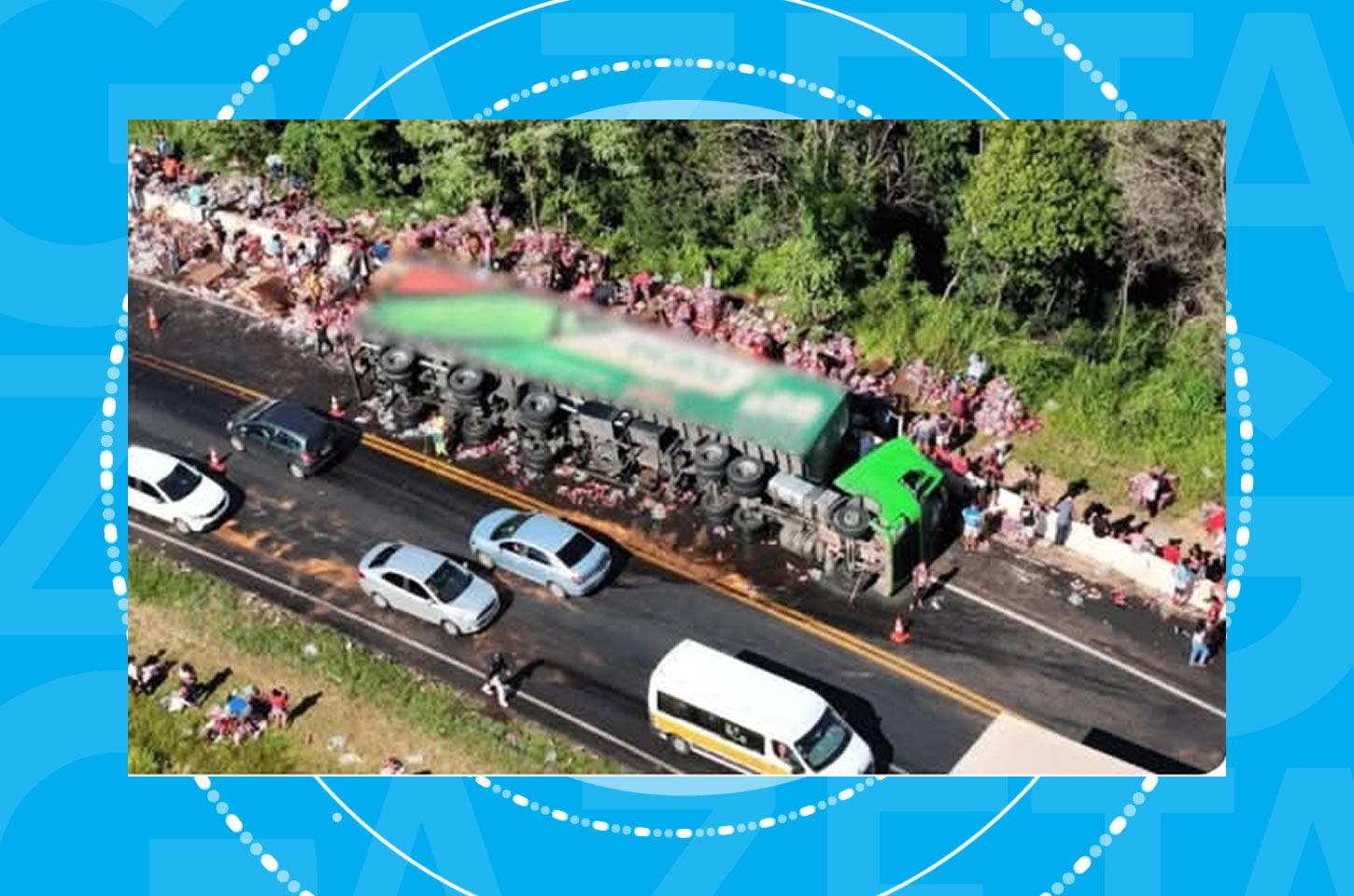 Carreta carregada com energético e whisky tomba na BR-277 e carga é saqueada