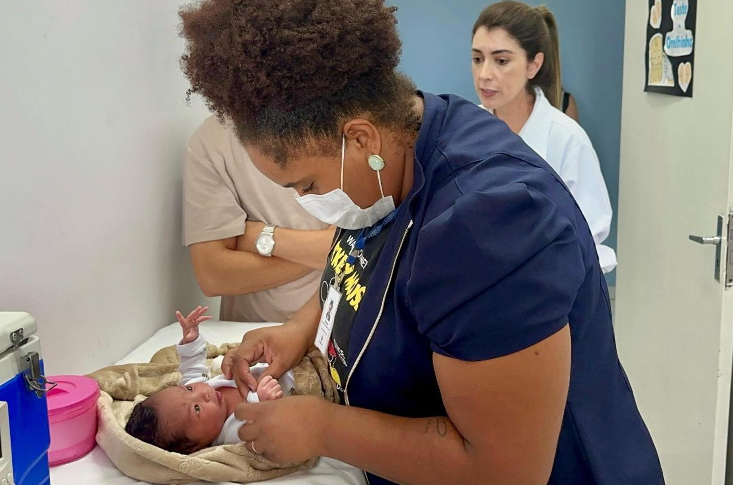 Ampliação da vacinação infantil: recém-nascidos já saem das maternidades imunizados contra tuberculose