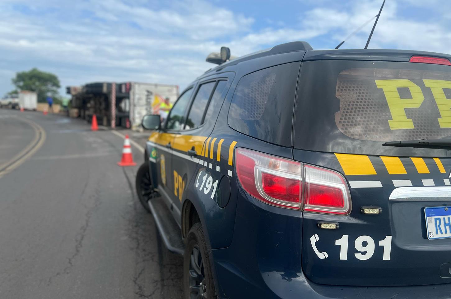 Carreta tomba na BR-277 em Candói; motorista sofre ferimentos leves