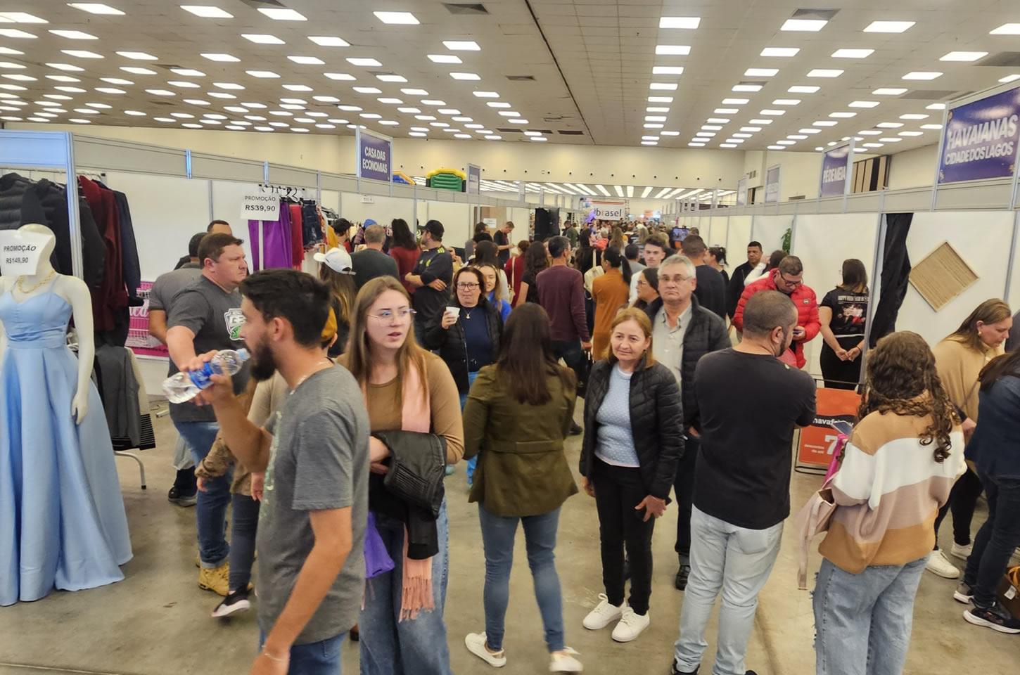 3ª Liquida Guarapuava bate recorde de público e esgota estoques em noite de abertura