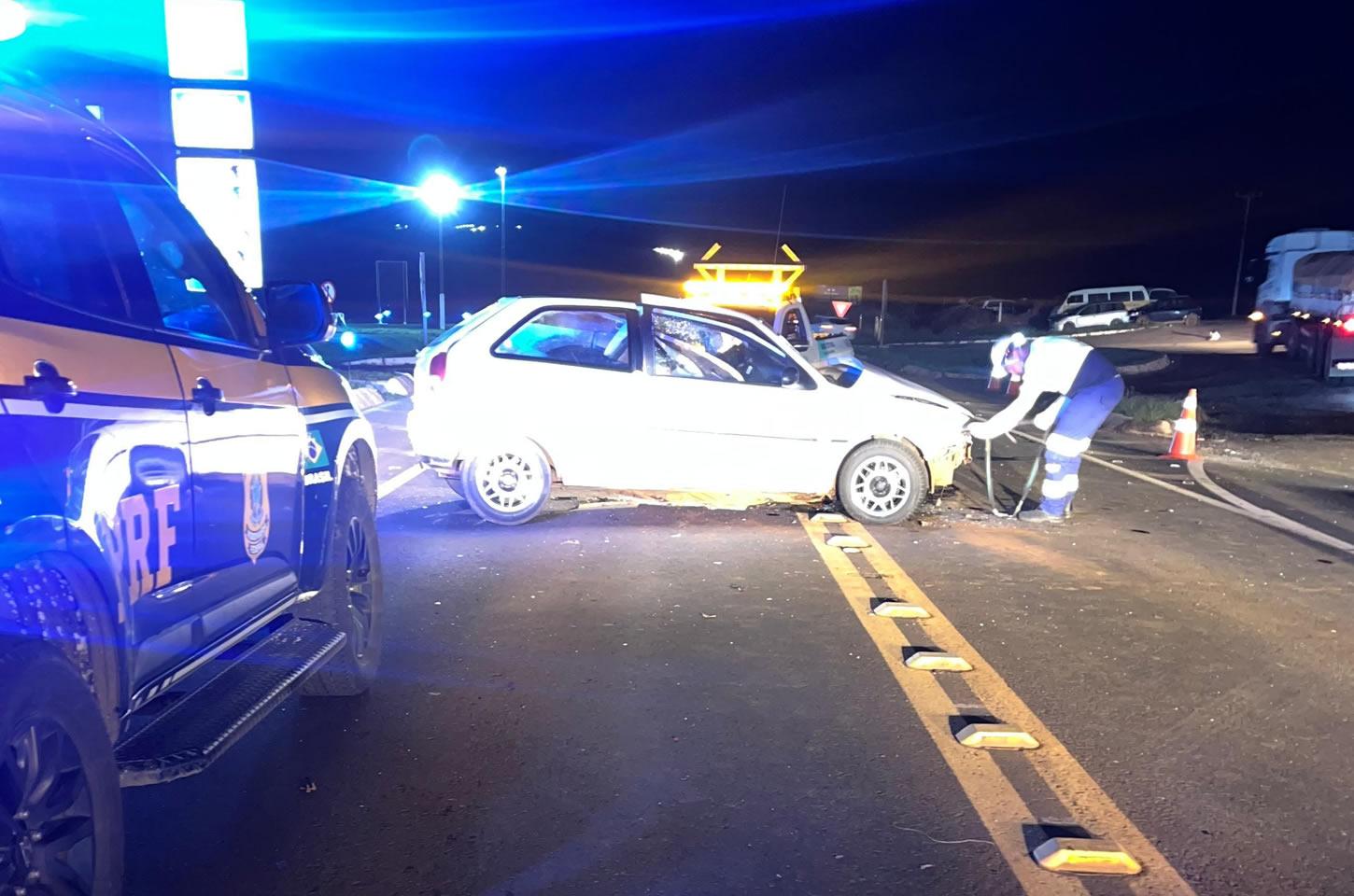 Colisão entre Gol e Hilux deixa motorista gravemente ferido na BR-277