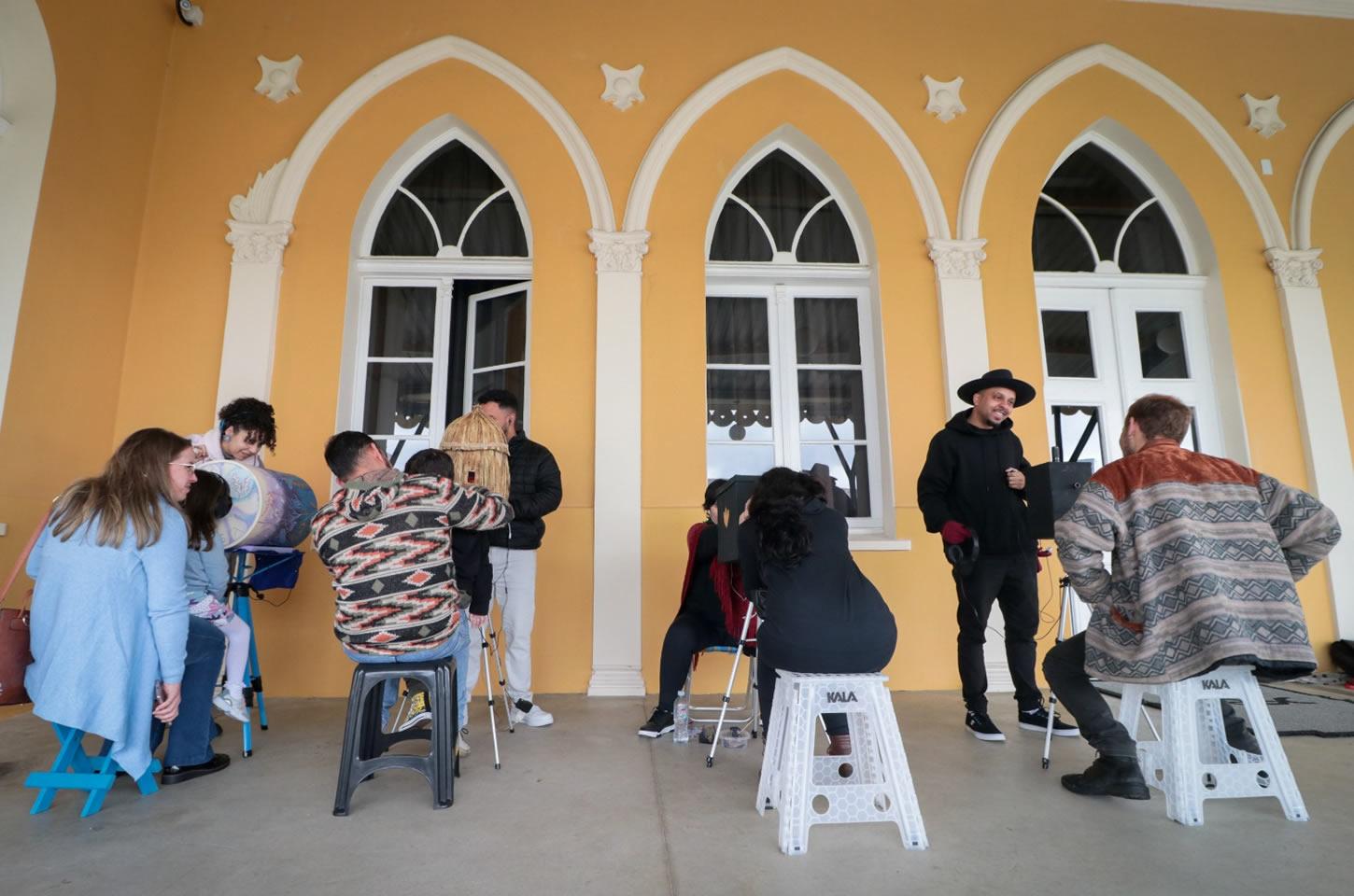 Guarapuava recebe o teatro lambe-lambe do Projeto Motirõ