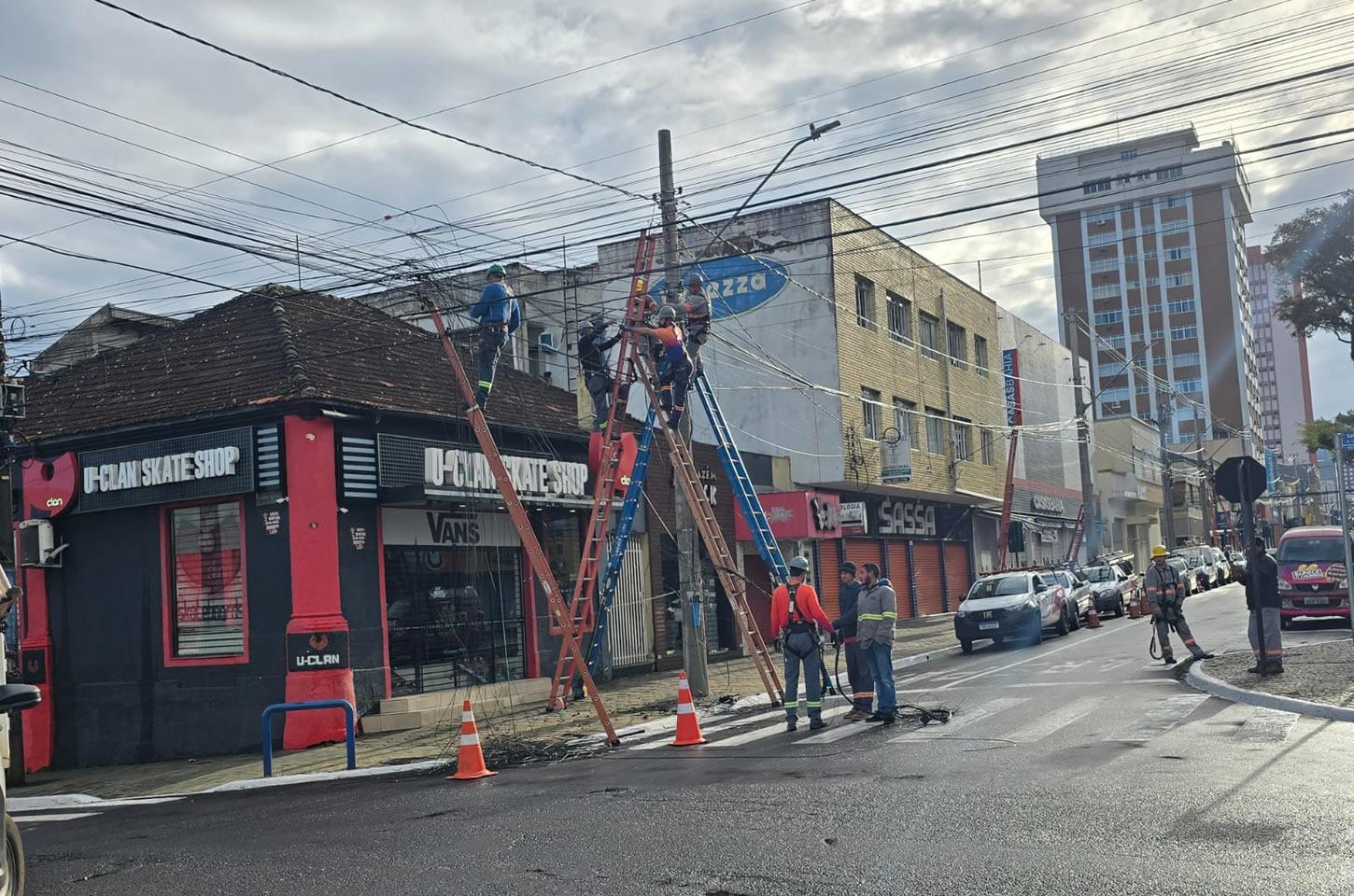 Mutirão retira quase uma tonelada de cabos do Centro de Guarapuava
