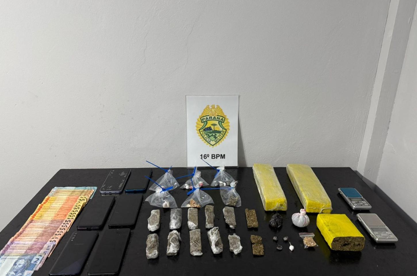 Ação da ROTAM do 16º BPM resulta na prisão de quatro suspeitos e apreensão de drogas em Pinhão