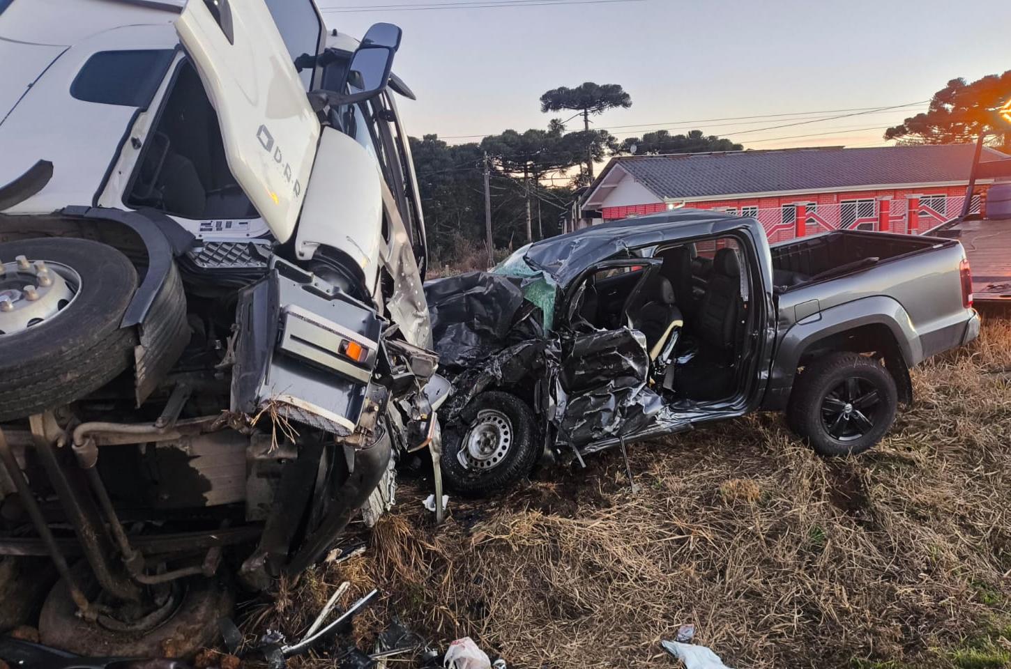 Acidente entre caminhão e Amarok deixa um ferido grave na BR-277 em Guarapuava
