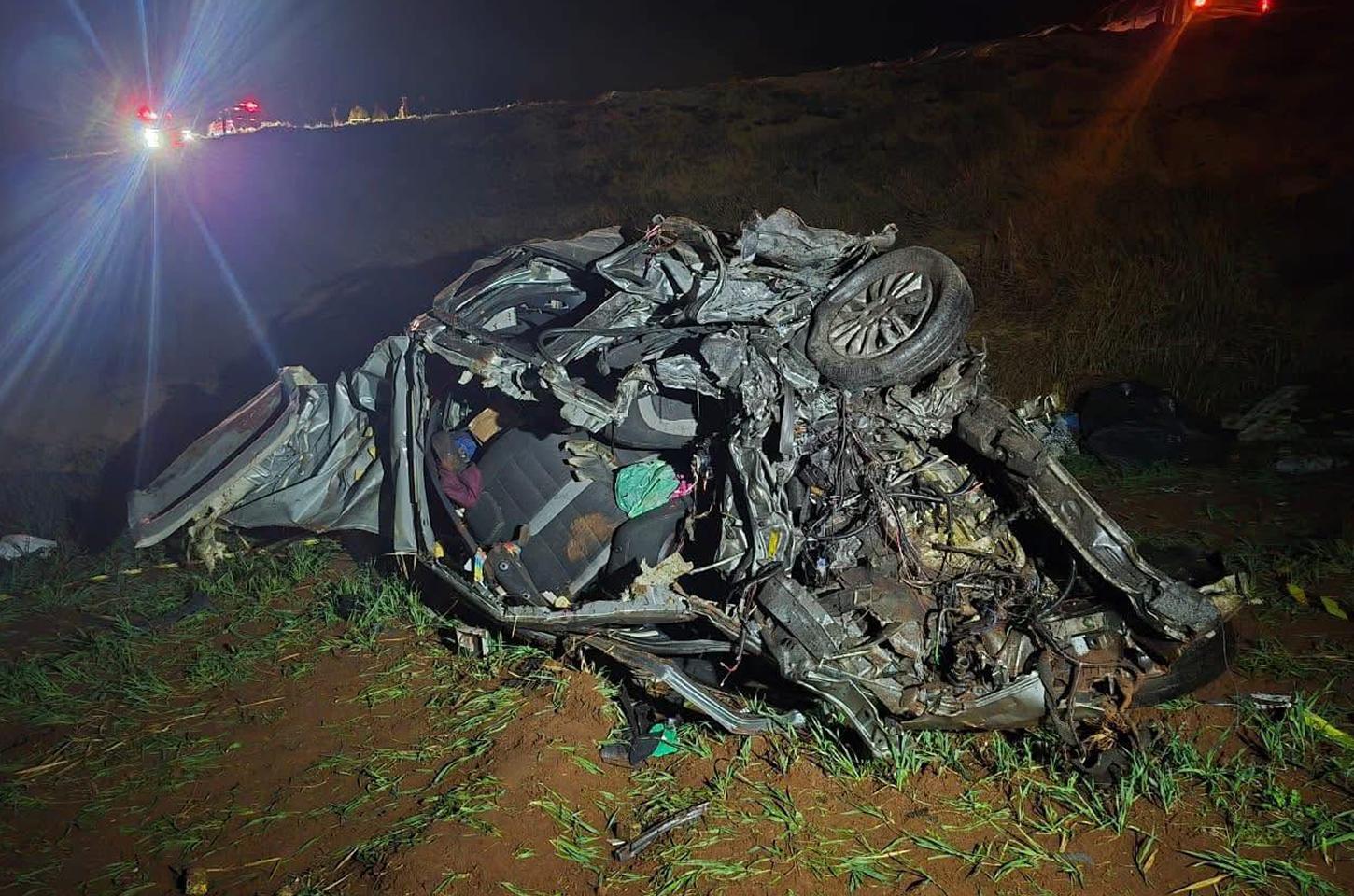 Duas crianças e três adultos morrem em colisão entre carro e caminhão na PR-280