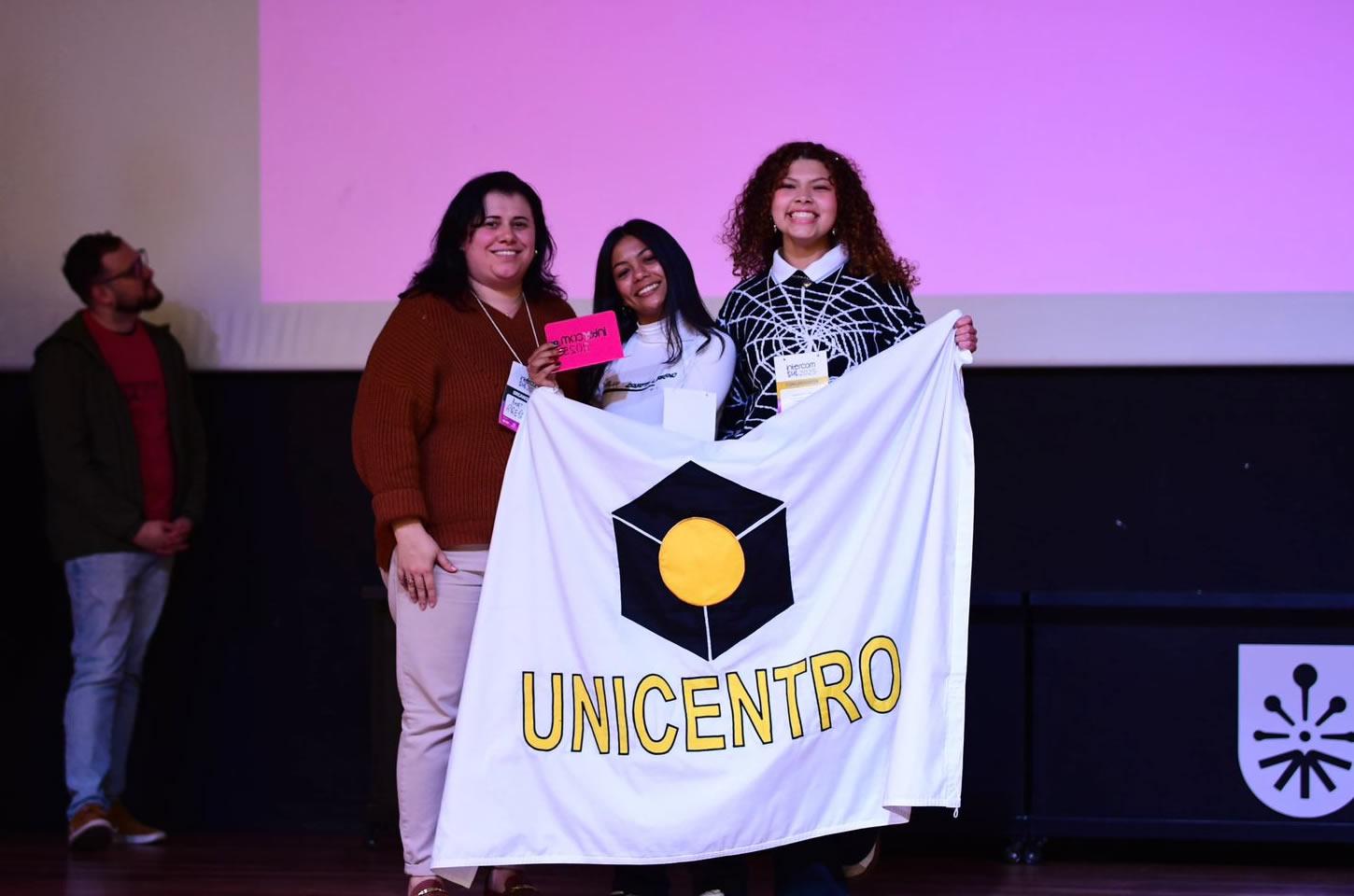 Estagiárias da Secretaria de Comunicação vencem premiação no Intercom Sul 2025