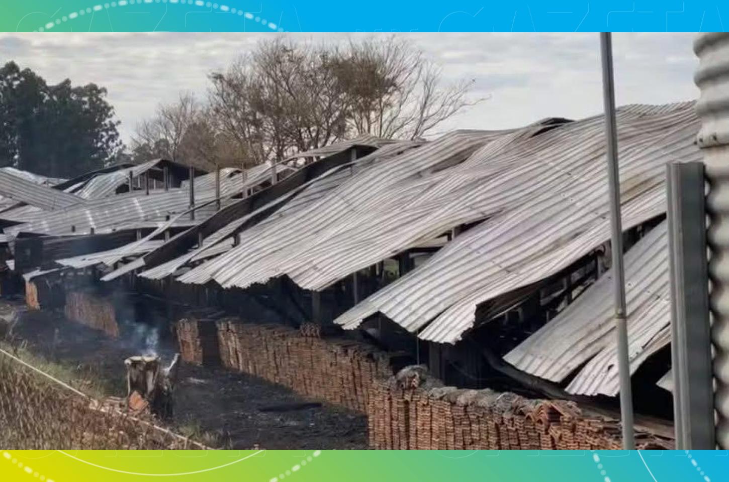 Incêndio destrói aviário no oeste do Paraná, mata 21 mil pintinhos e causa prejuízo de R$ 2 milhões