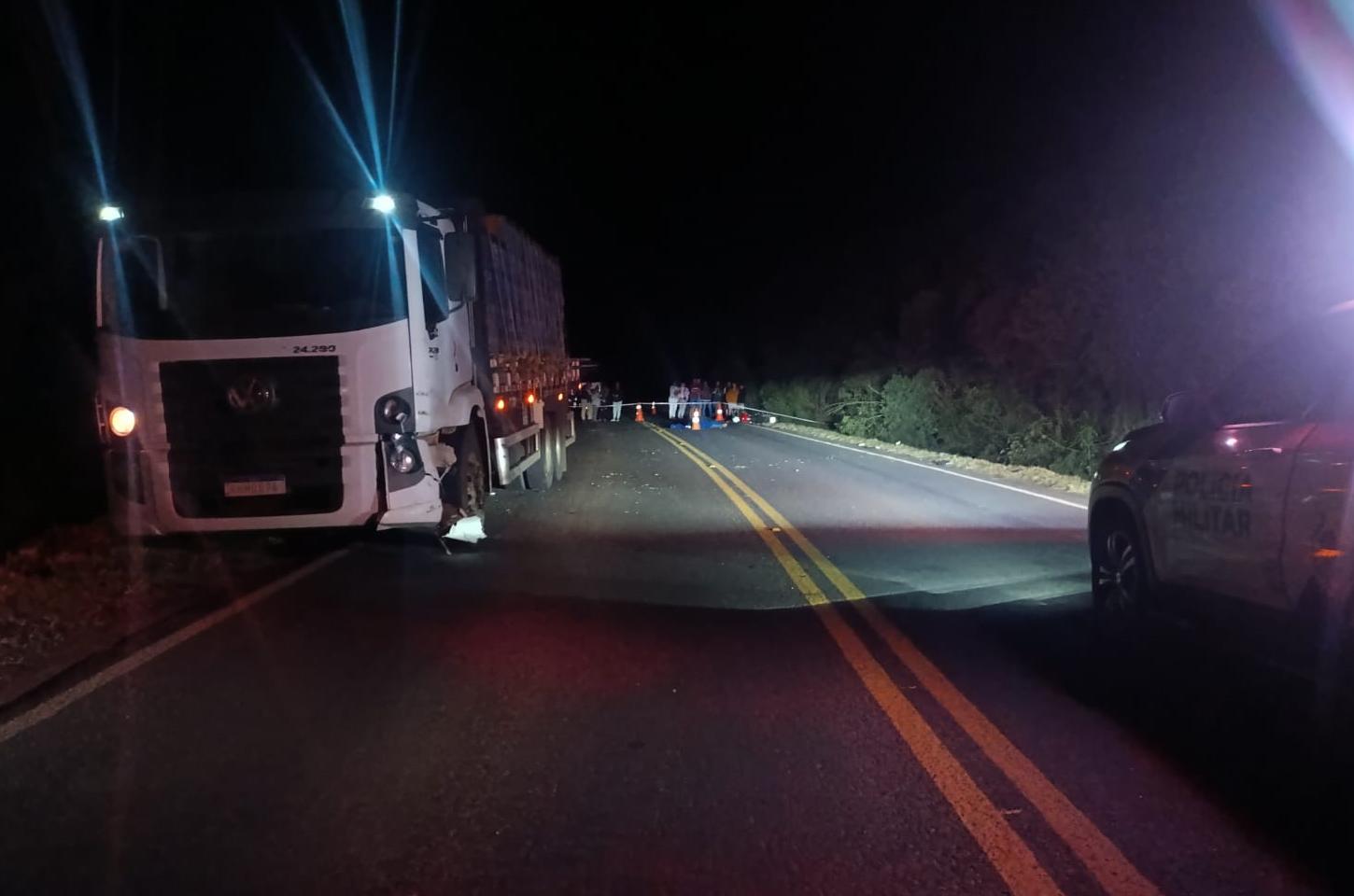 Motociclista morre em grave acidente envolvendo dois caminhões na PR-090, em Piraí do Sul