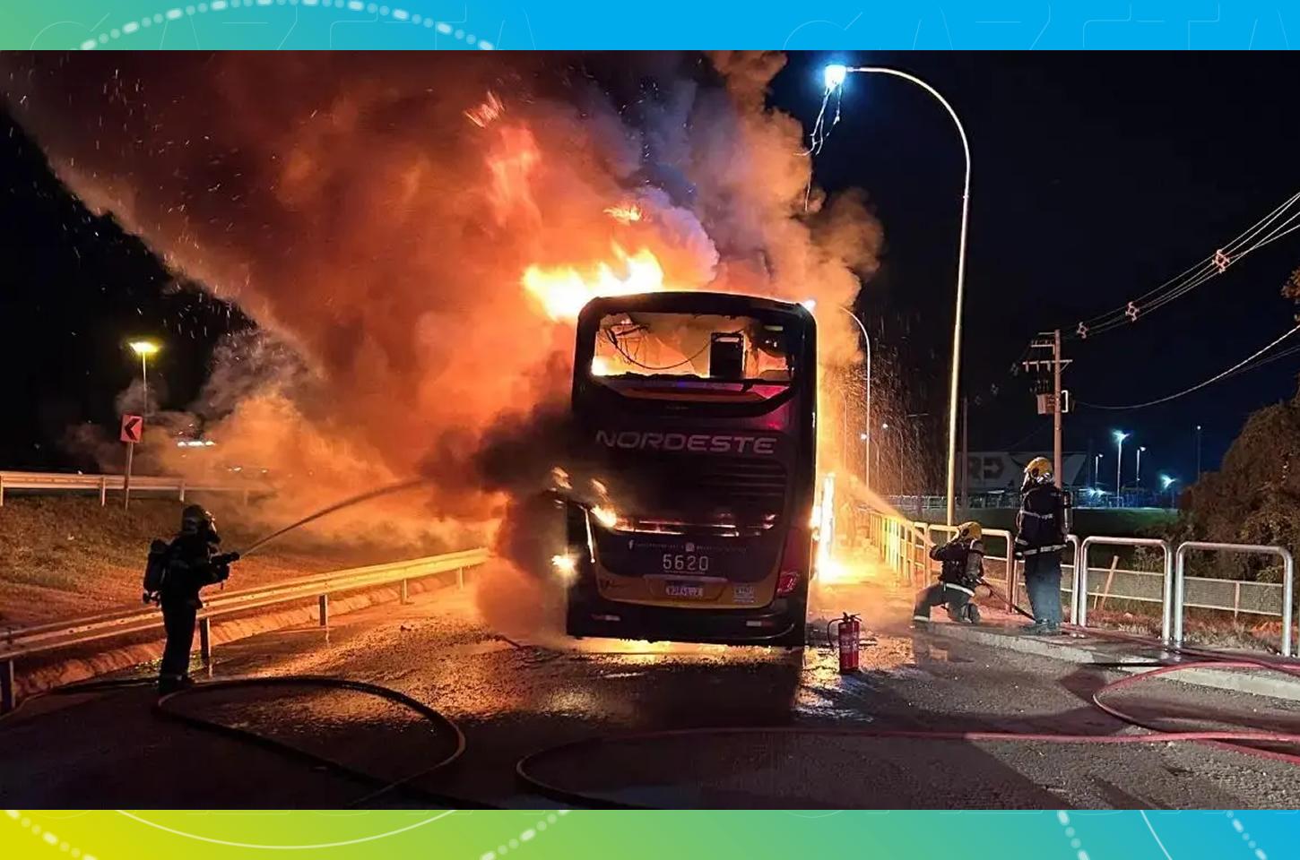 Ônibus com 45 passageiros pega fogo na BR-101 em Garuva