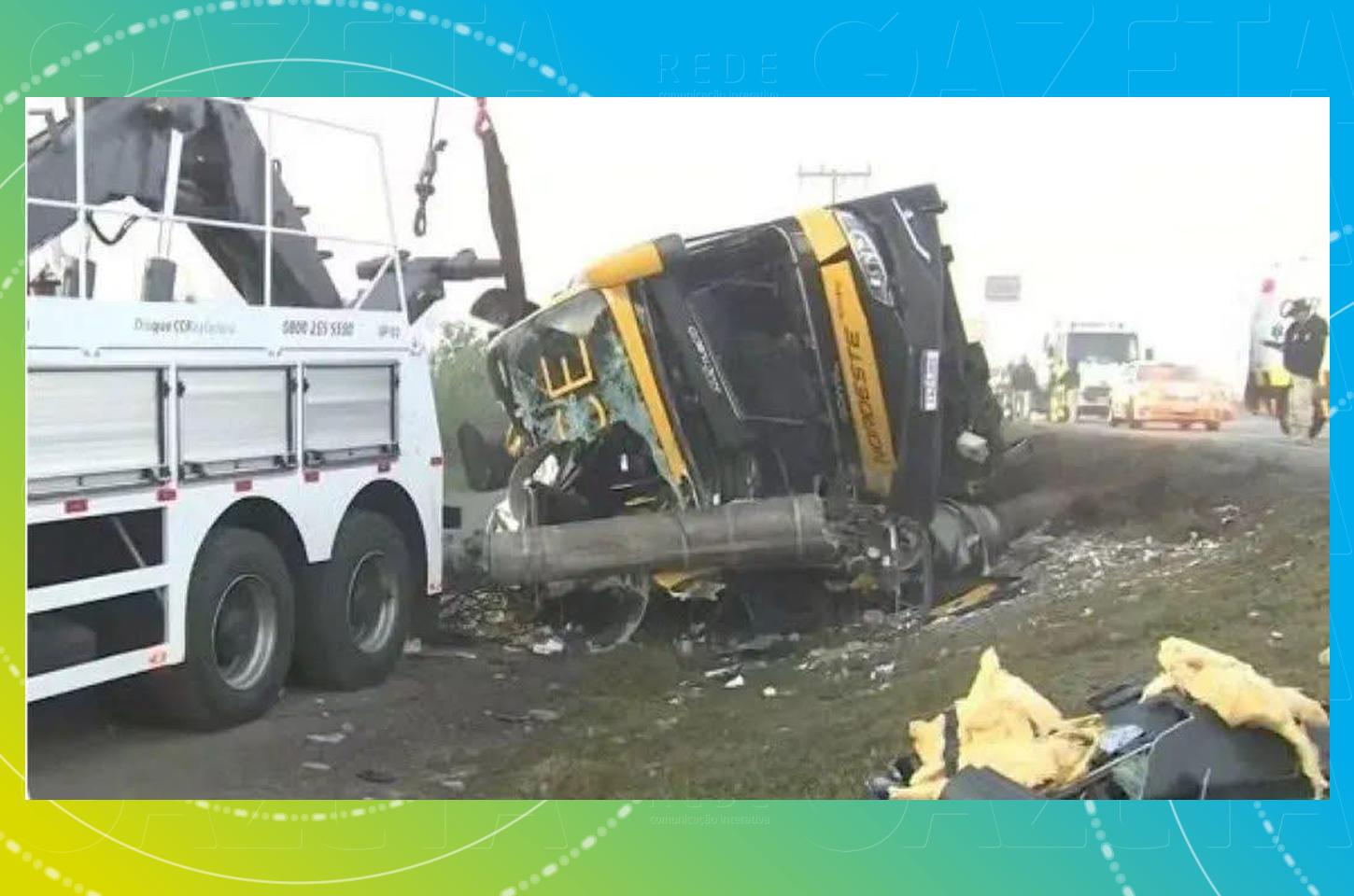 Ônibus que seguia para o Paraná tomba em SC e deixa um morto e feridos