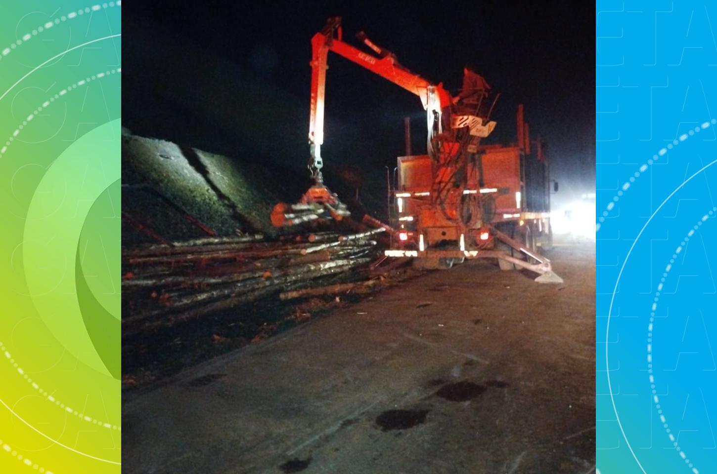 Caminhão tomba na PRC-466 em Turvo após motorista desviar de pedestre