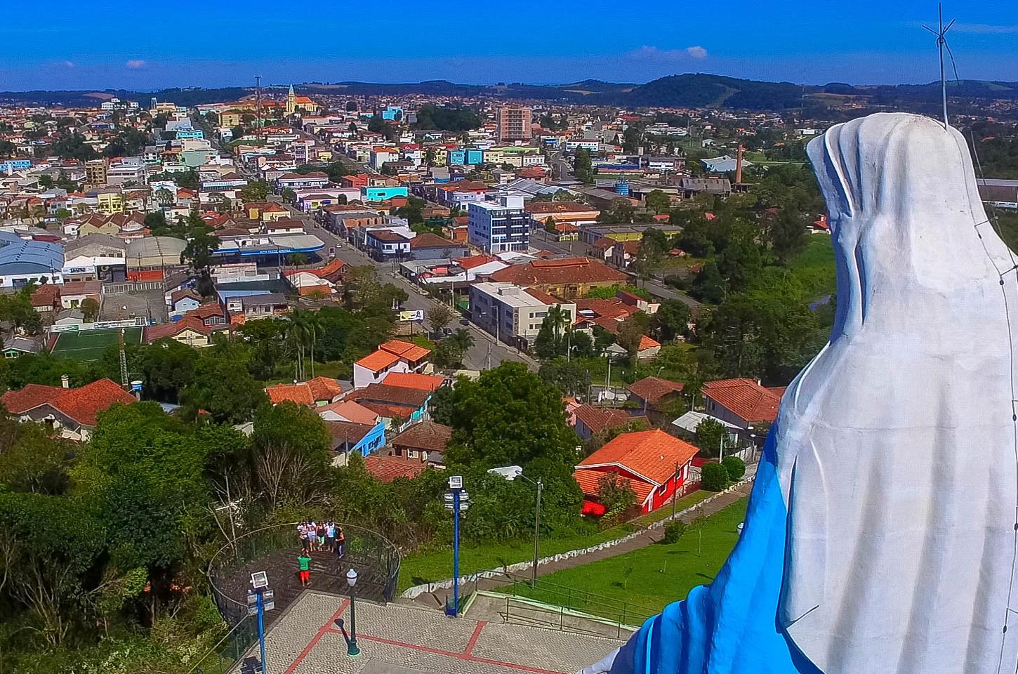Justiça solicita afastamento de vereador e professor de suas funções após denúncias em Irati