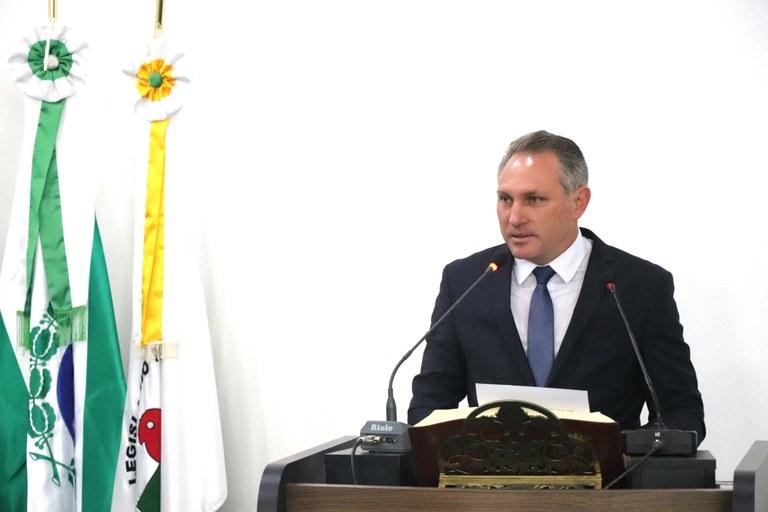 Mandado cumprido: Hélio de Mello, se entrega à polícia