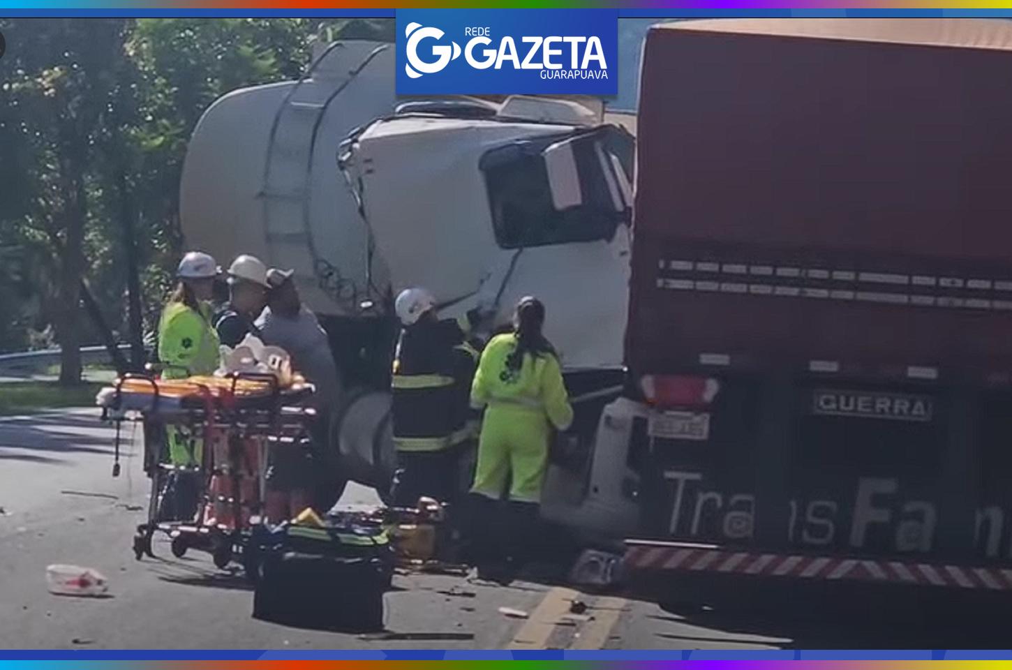 Colisão entre três caminhões deixa um motorista gravemente ferido na BR-277, em Prudentópolis