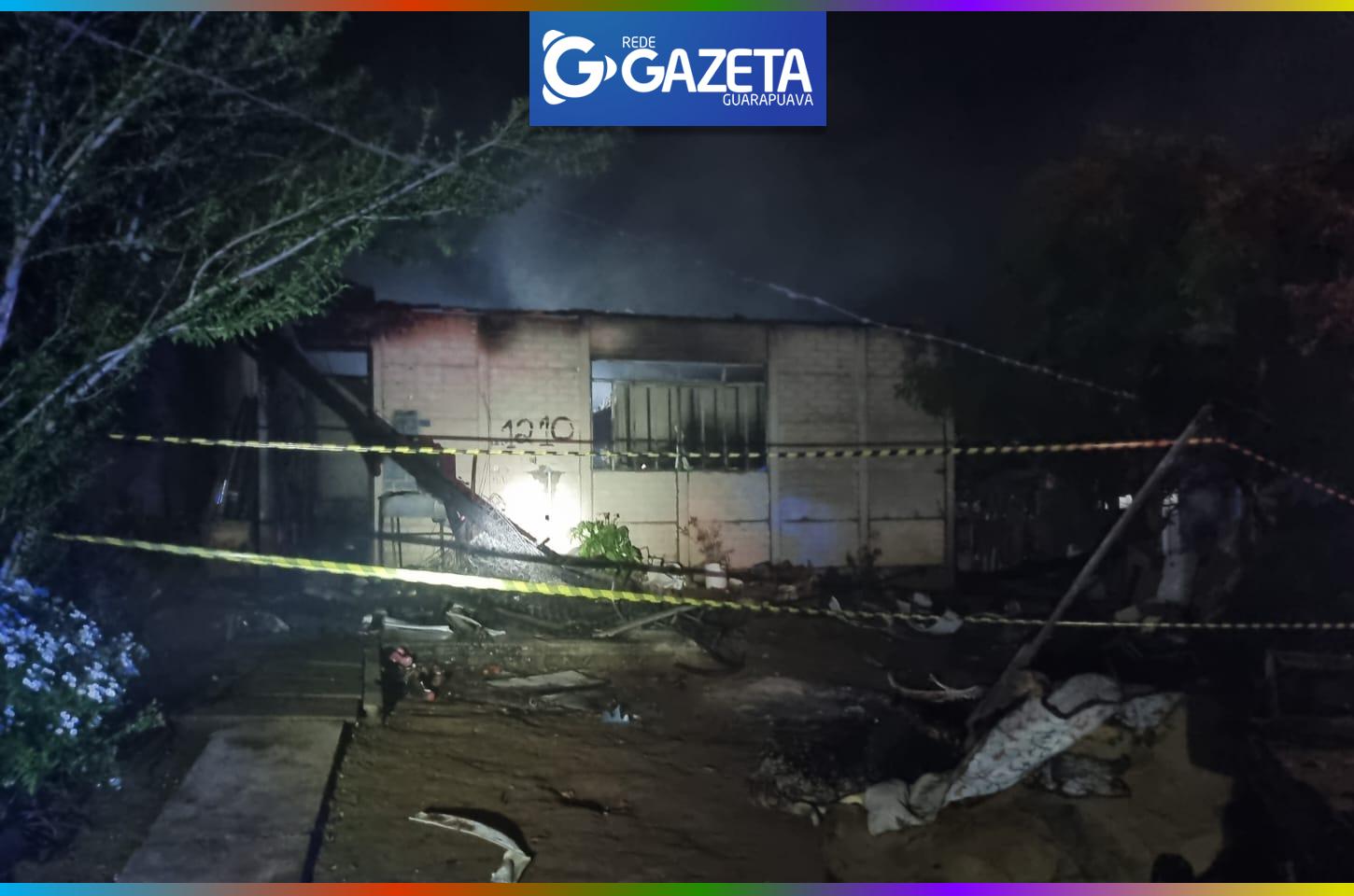 Incêndio destrói residência no Residencial 2000 na noite de quarta-feira
