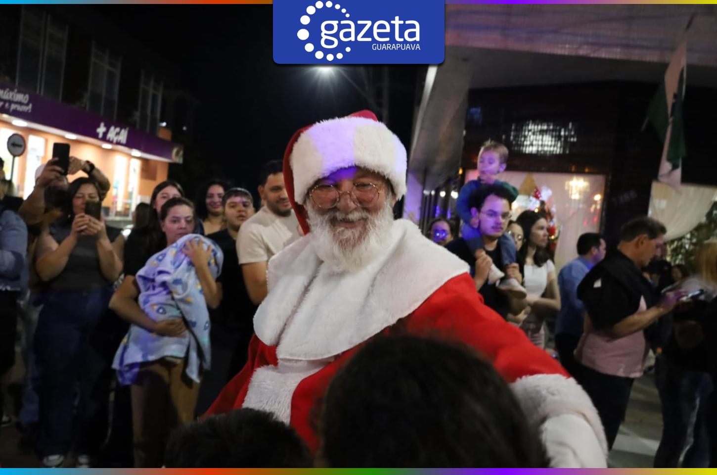 Abertura da Casinha do Papai Noel encanta famílias na Praça 9 de Dezembro