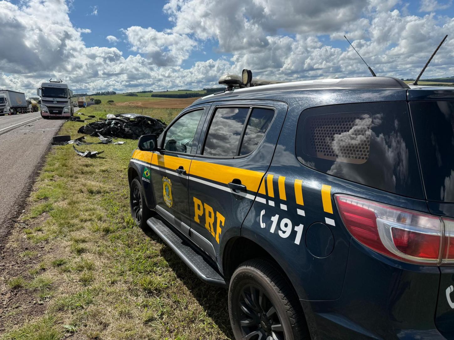 Colisão entre carro e dois caminhões deixa dois feridos graves na br-277, em guarapuava