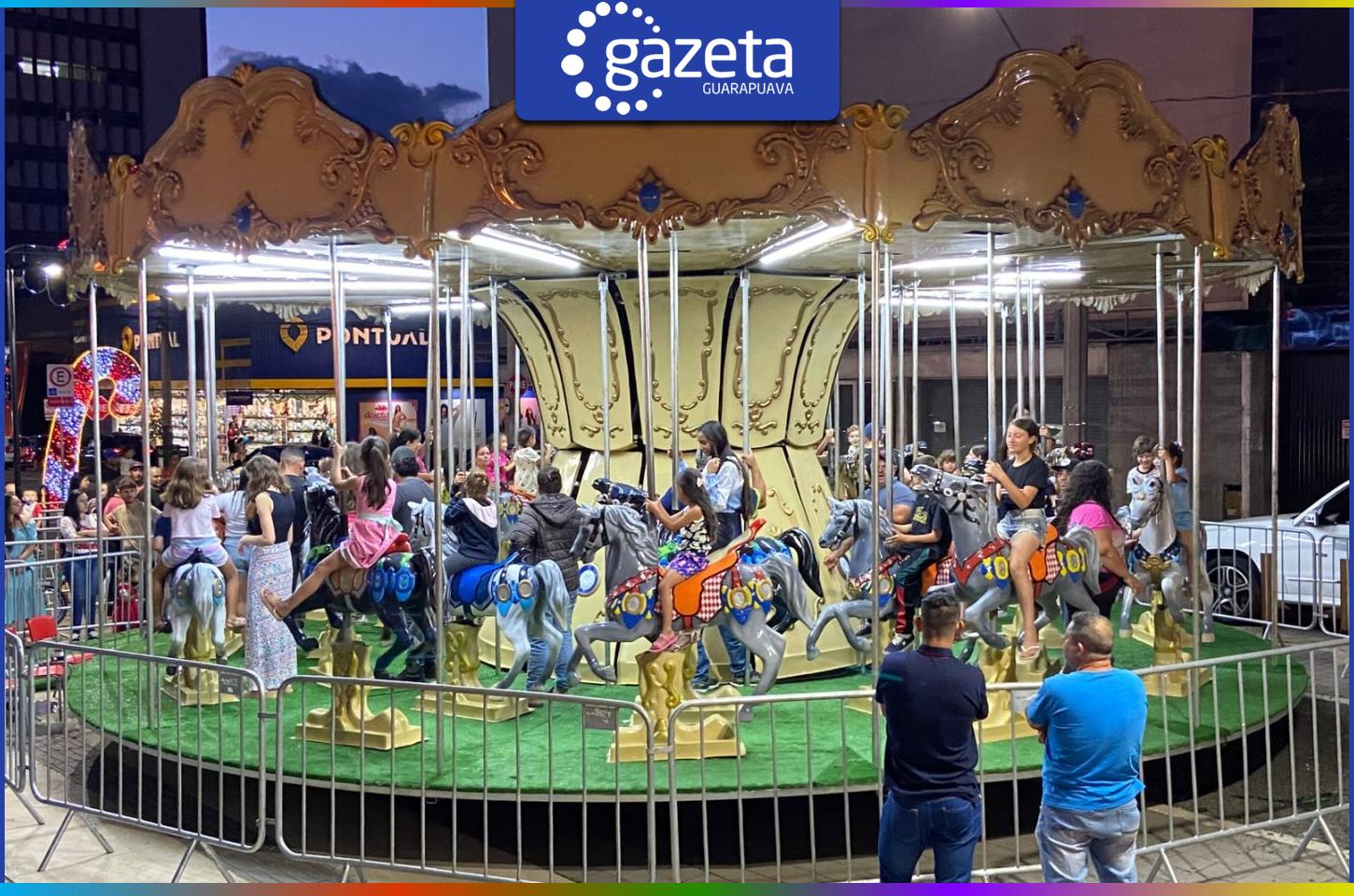 Inaugurado Carrossel de Natal na praça 9 de dezembro