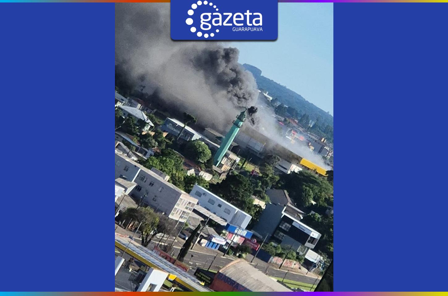 Incêndio de grandes proporções atinge supermercado na Avenida Manoel Ribas