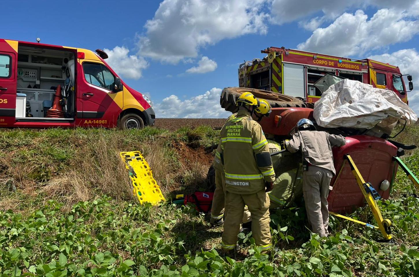 Trator tomba em lavoura de batata e soja e operador fica ferido em Guarapuava