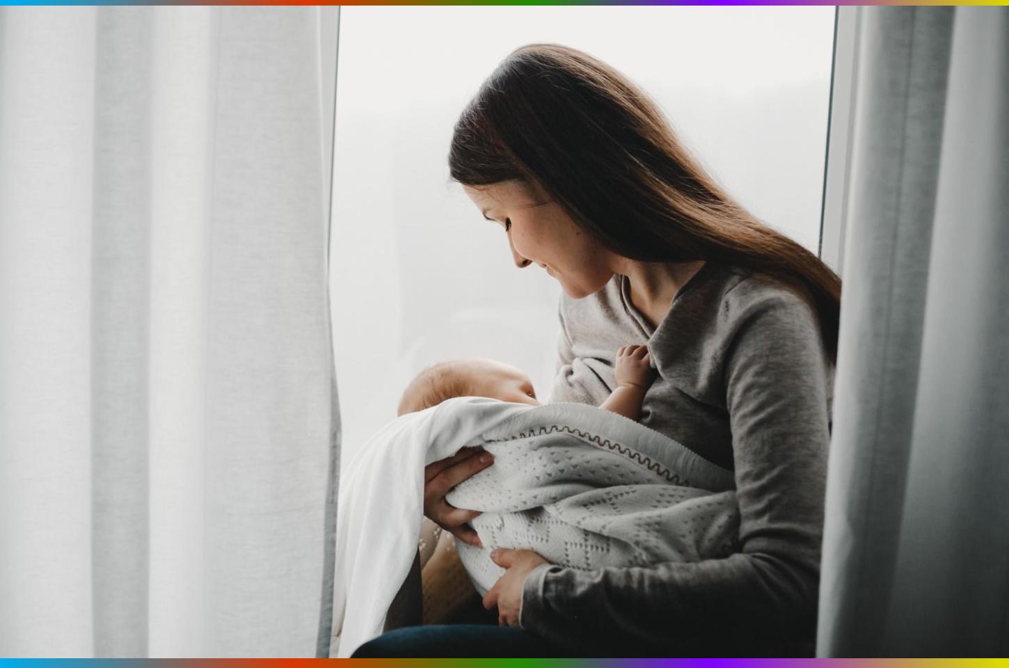 Vitória das corretoras: isenção de anuidade para mães agora é realidade