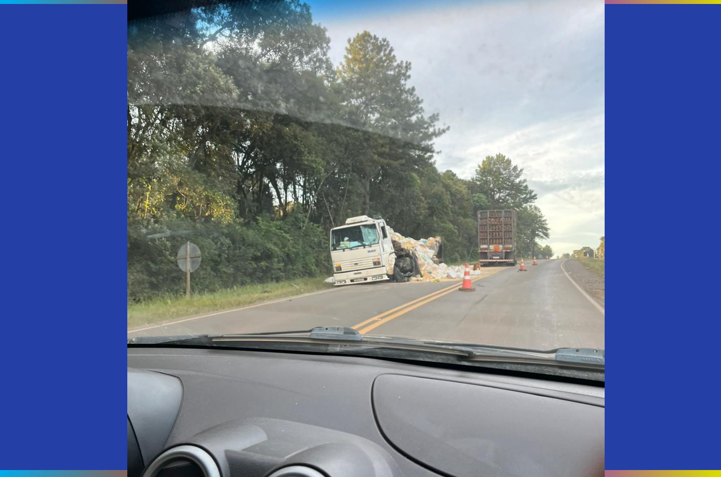 Acidente entre caminhões deixa motorista ferido na PRC-466, em Turvo