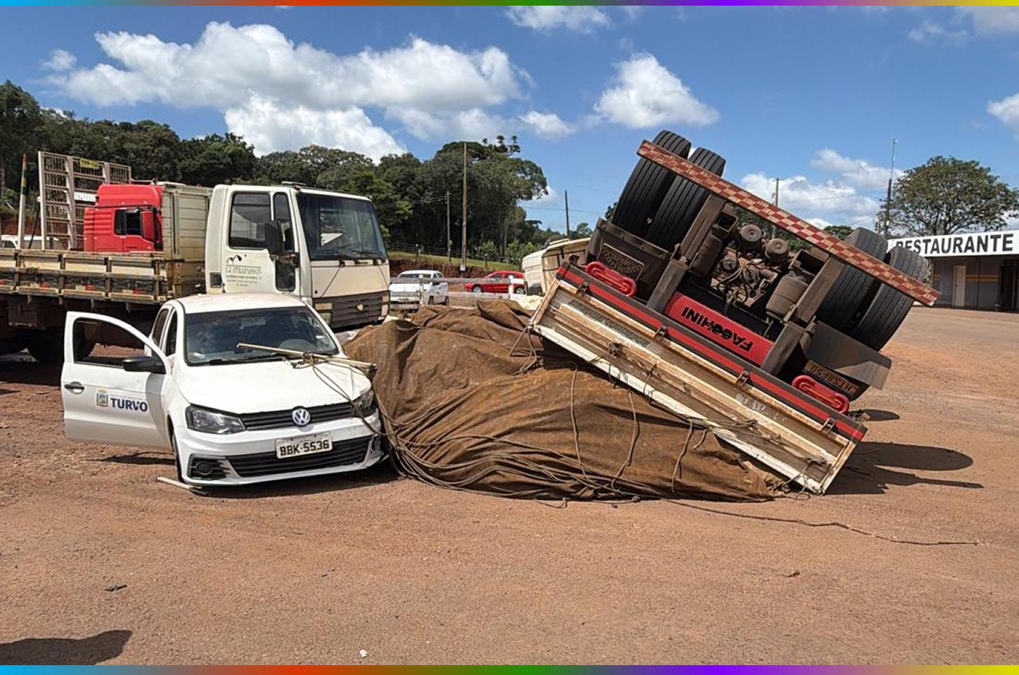 Caminhão tomba para evitar colisão e provoca acidente complexo na PRC-466, em Turvo