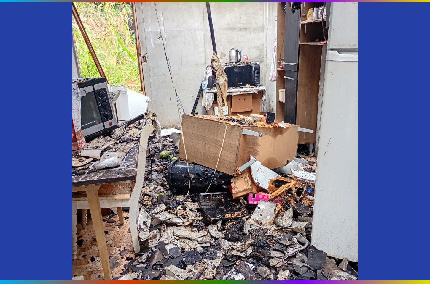 Casa é destruída por incêndio criminoso no Alto Cascavel