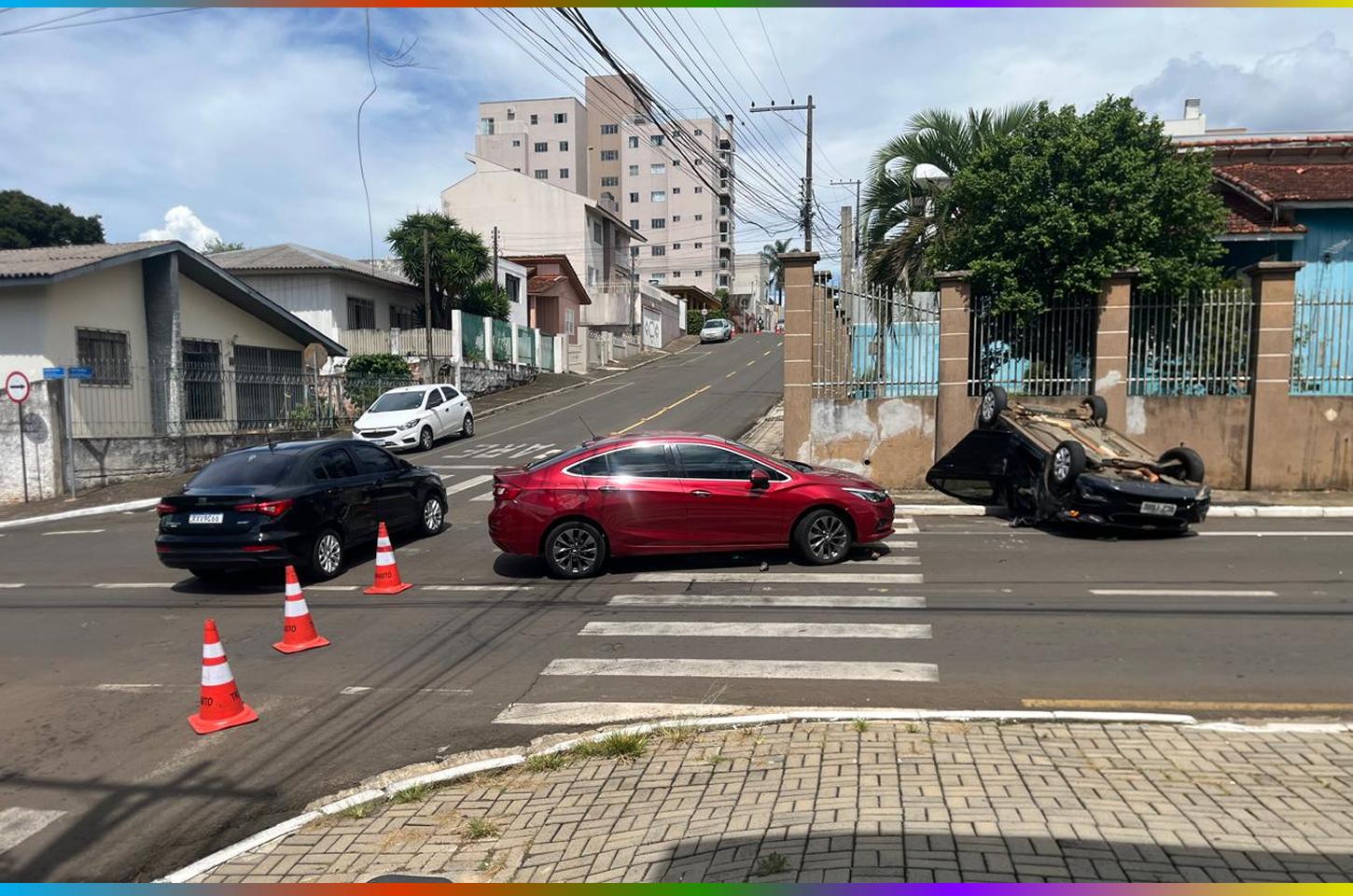 Colisão entre carros termina em capotamento no centro de Guarapuava