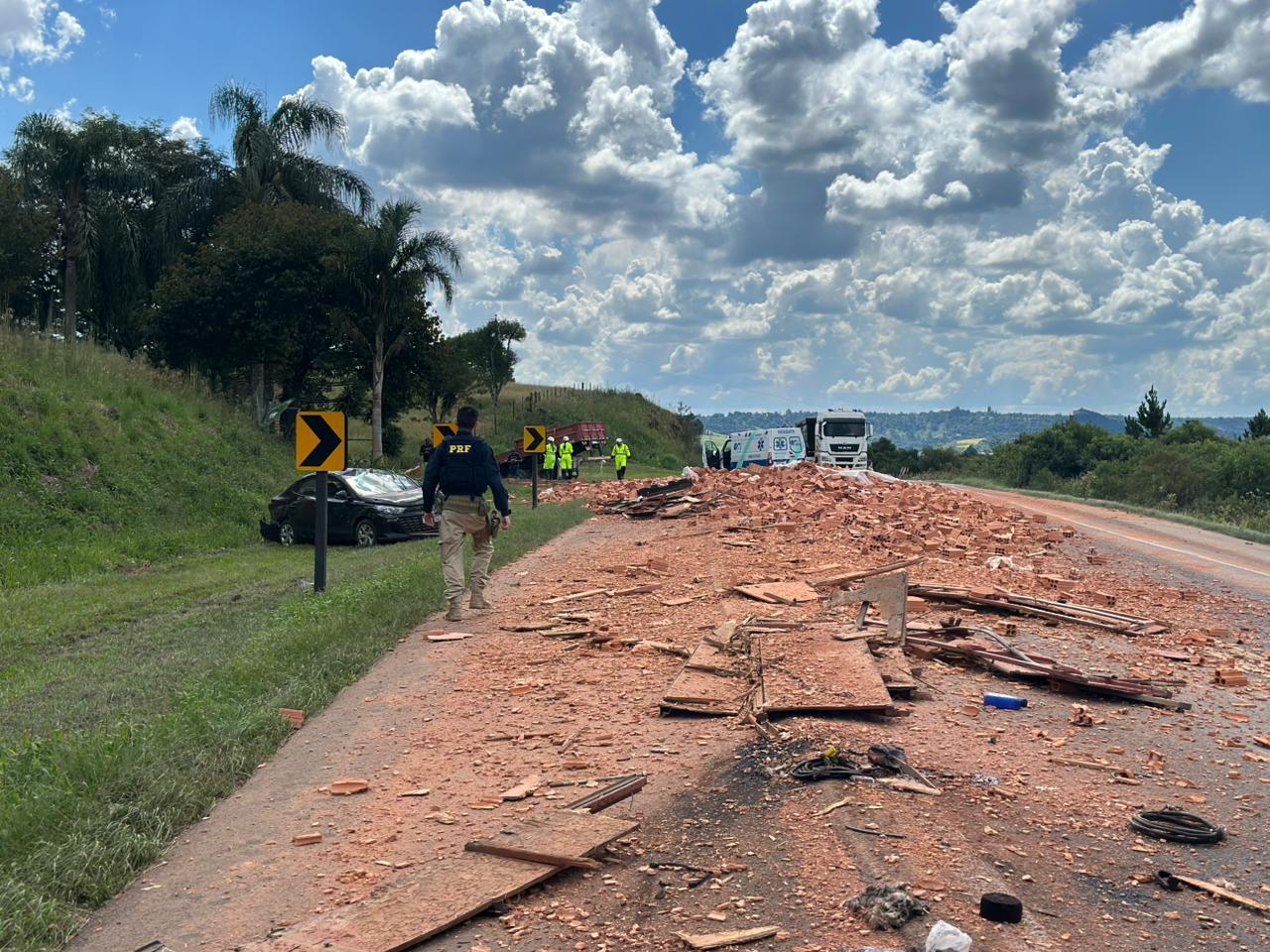 Derramamento de carga provoca acidente com três veículos na br-277 em Guarapuava