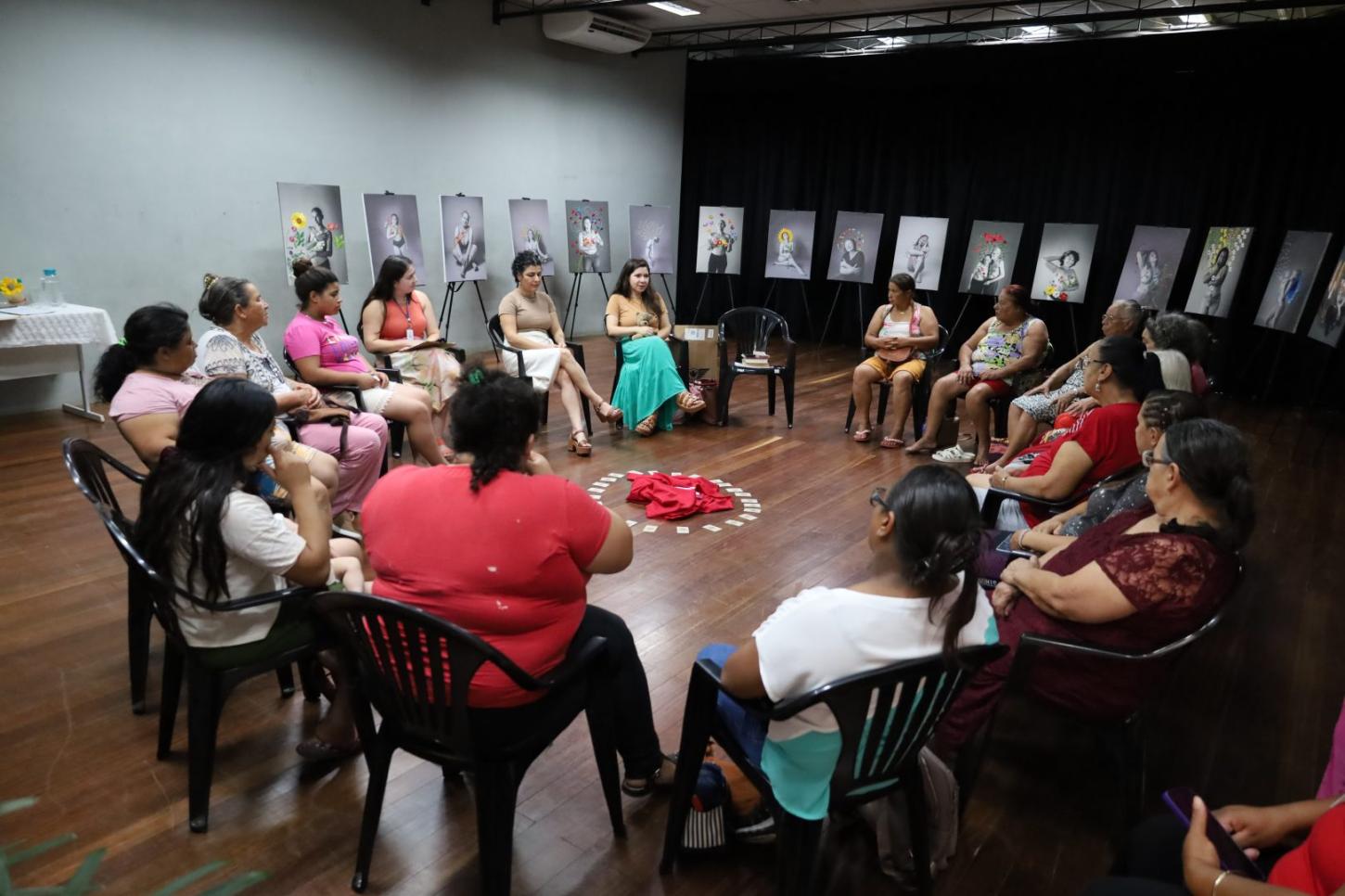 Roda de conversa e leitura de livro promovem reflexão sobre o autocuidado e o câncer de mama no CRAS III