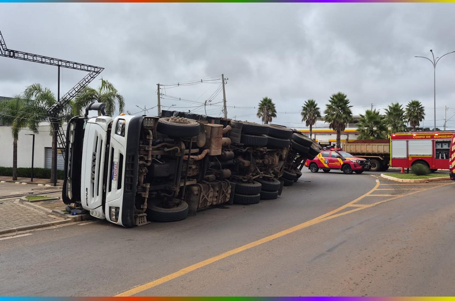 Caminhão tomba e derruba postes de alta tensão em rotatória de Guarapuava