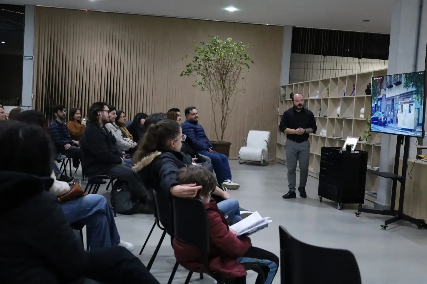 Oficina ensina artistas e empreendedores a valorizar seus produtos por meio da fotografia com celular
