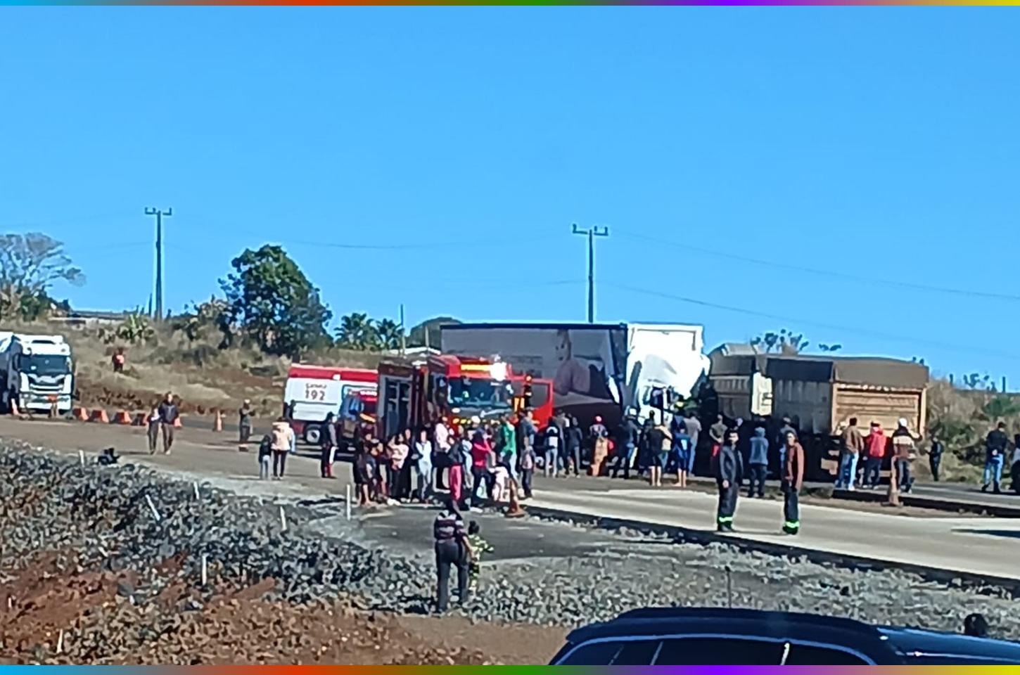 Colisão envolvendo três caminhões deixa dois feridos na PR-466, no Distrito da Palmeirinha
