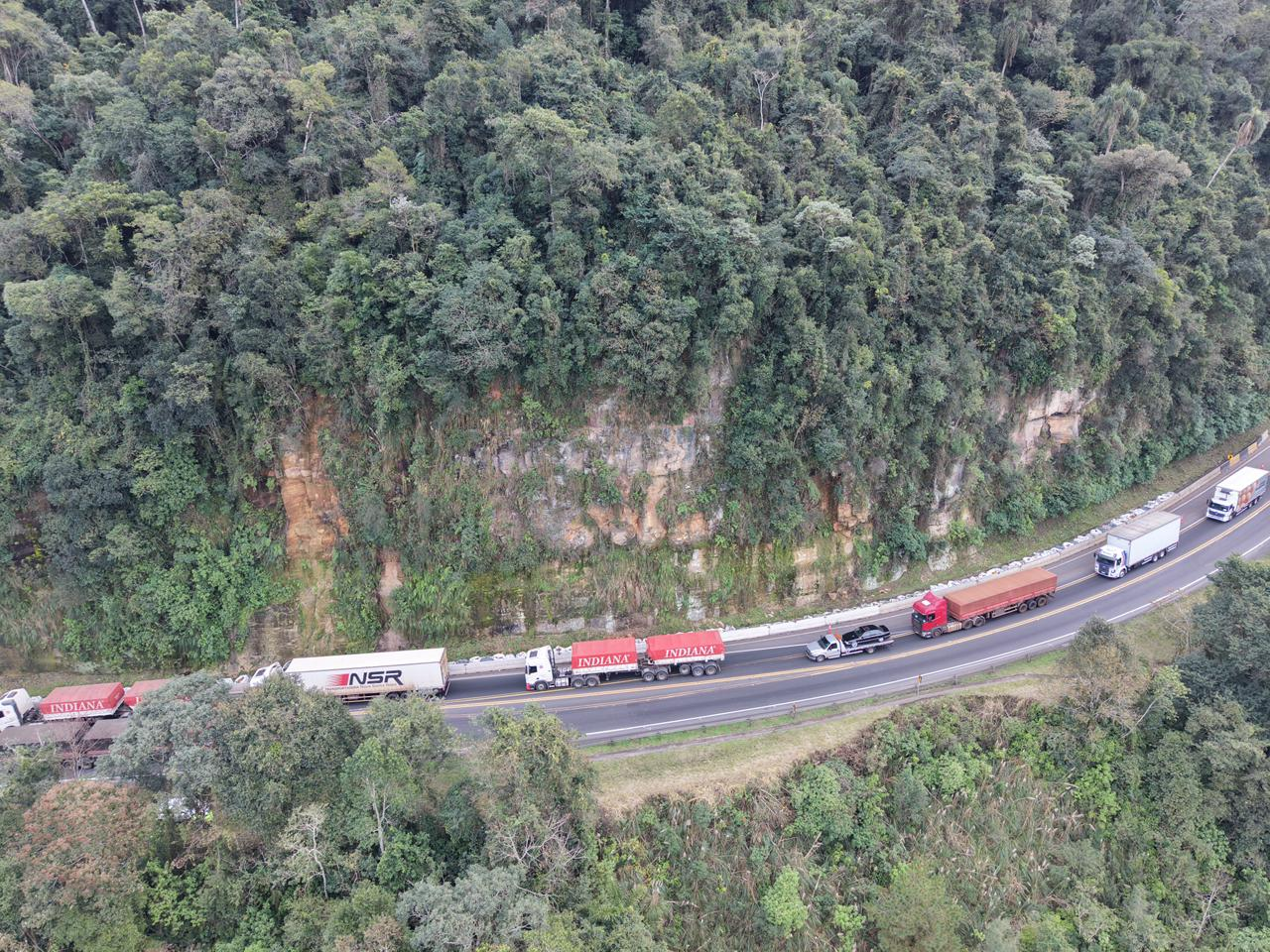 EPR Iguaçu realiza trabalhos preventivos em taludes e organiza operações “Pare e Siga” na Serra da Esperança